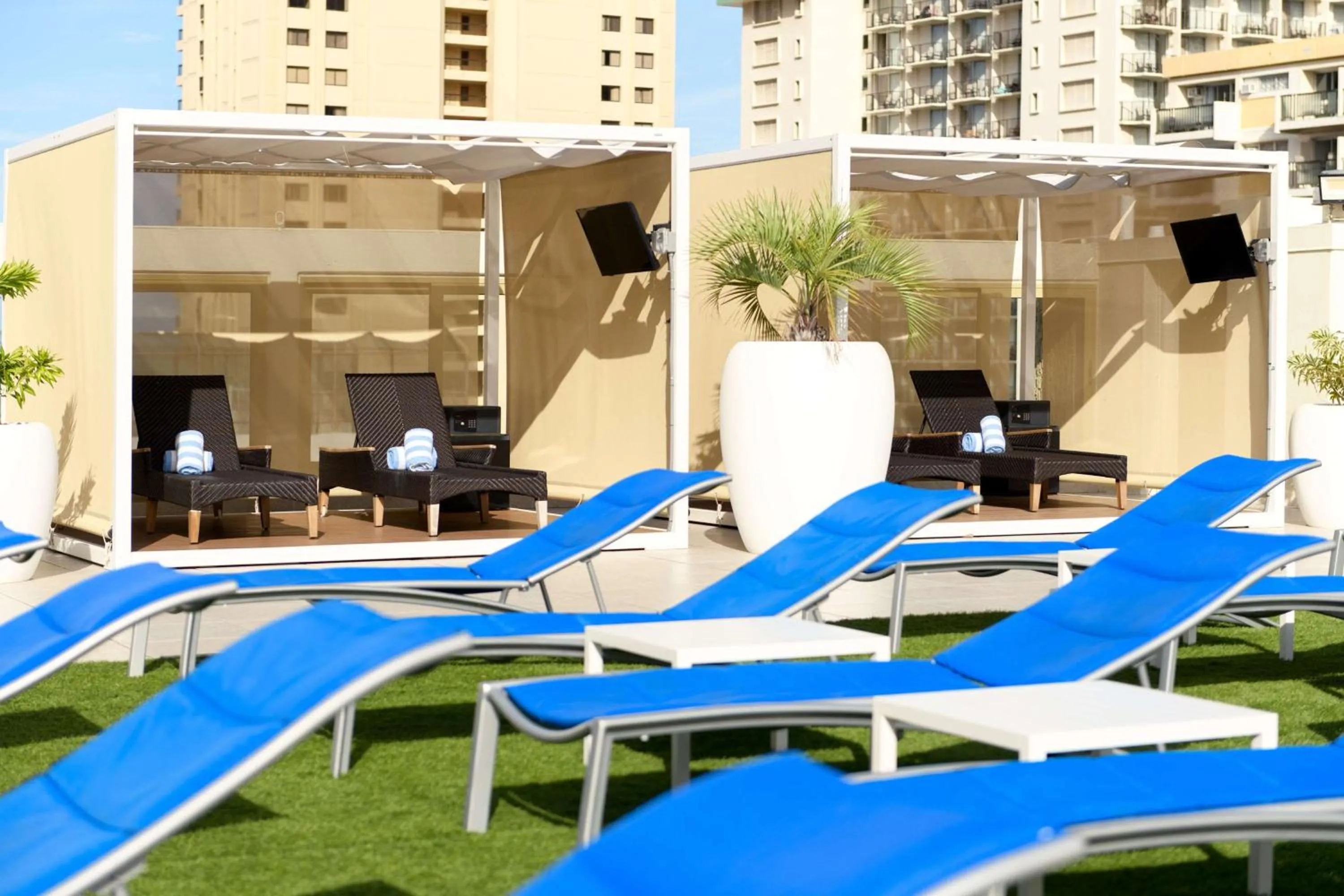 Pool view in Hilton Waikiki Beach Resort & Spa