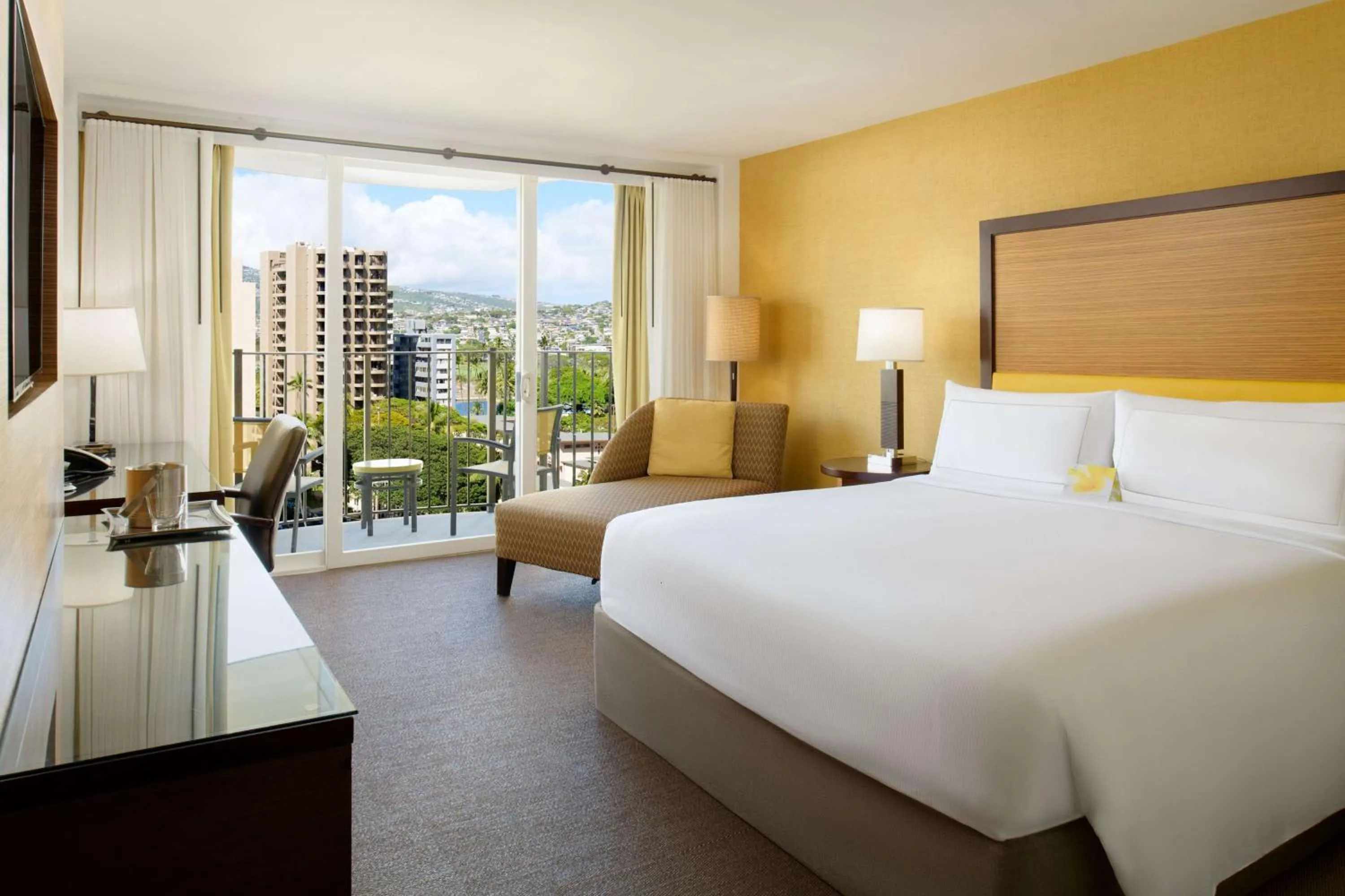 View (from property/room), Bed in Hilton Waikiki Beach Resort & Spa