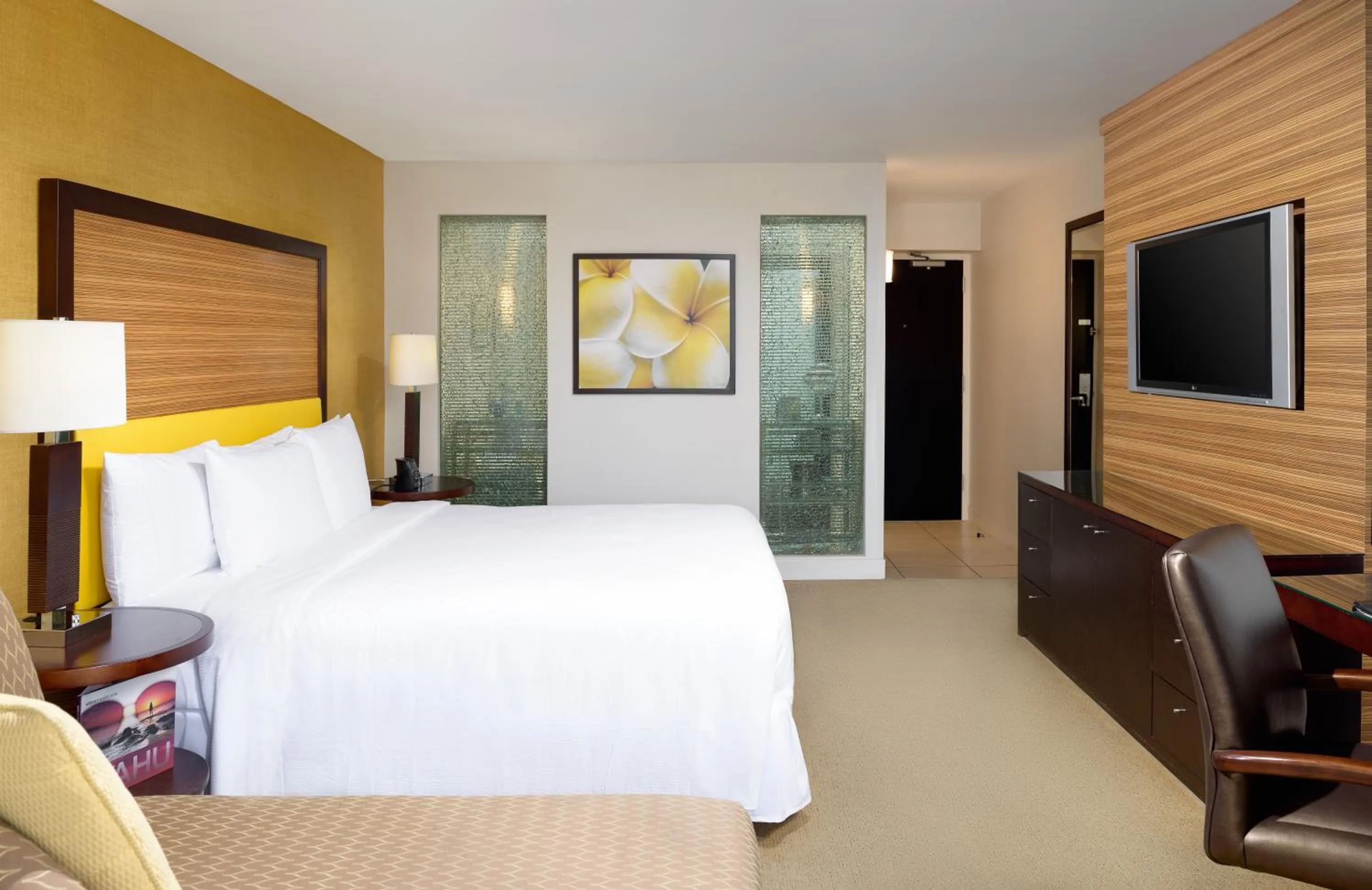 Photo of the whole room, Bed in Hilton Waikiki Beach Resort & Spa