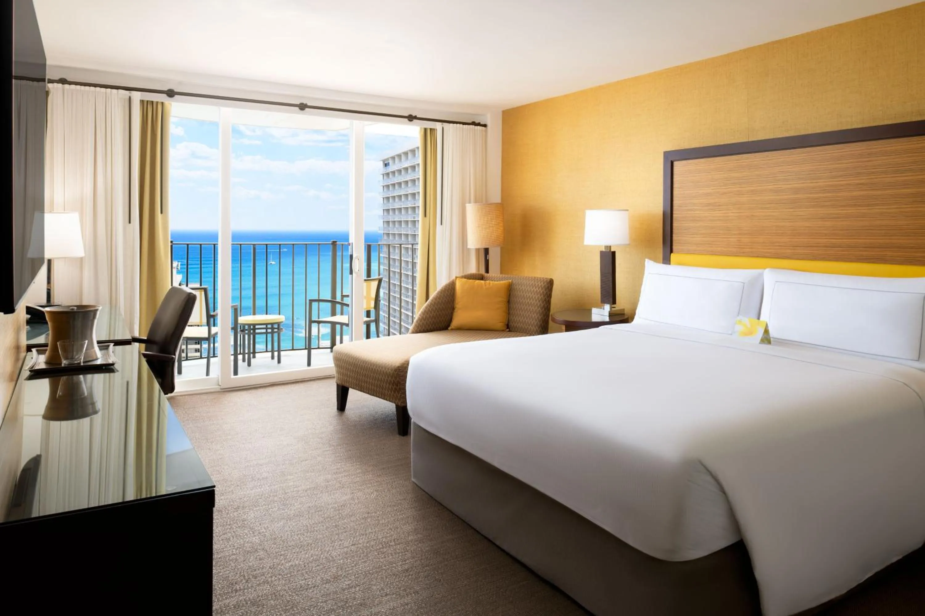 Photo of the whole room, Bed in Hilton Waikiki Beach Resort & Spa
