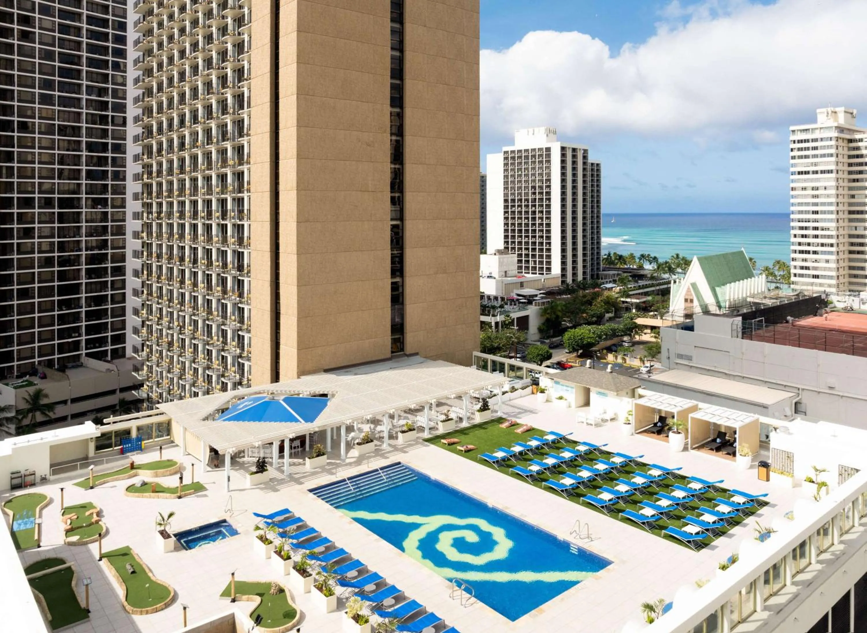 Pool view in Hilton Waikiki Beach Resort & Spa