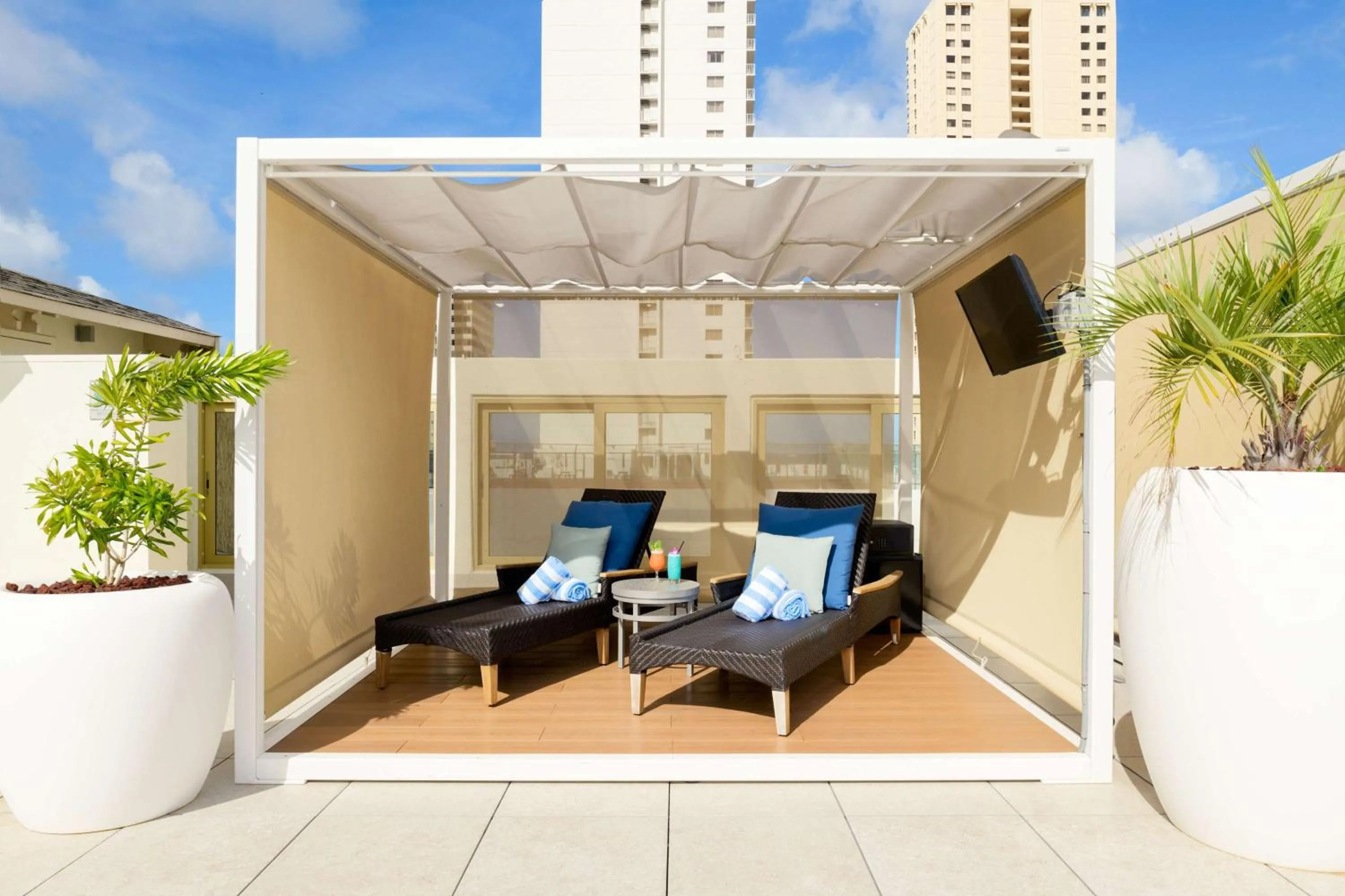 Pool view in Hilton Waikiki Beach Resort & Spa