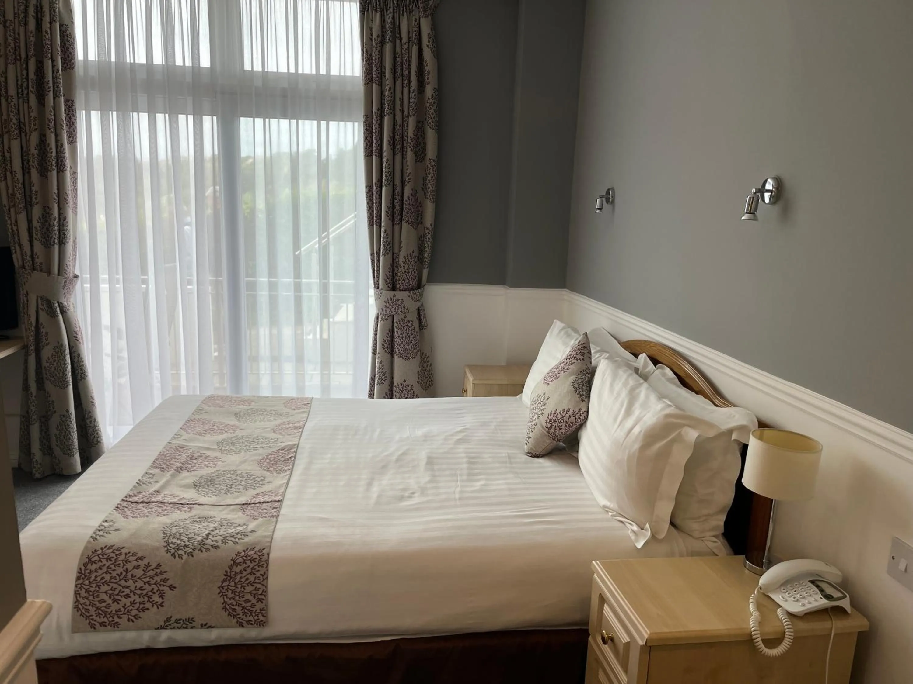 Bedroom, Bed in Biarritz Hotel