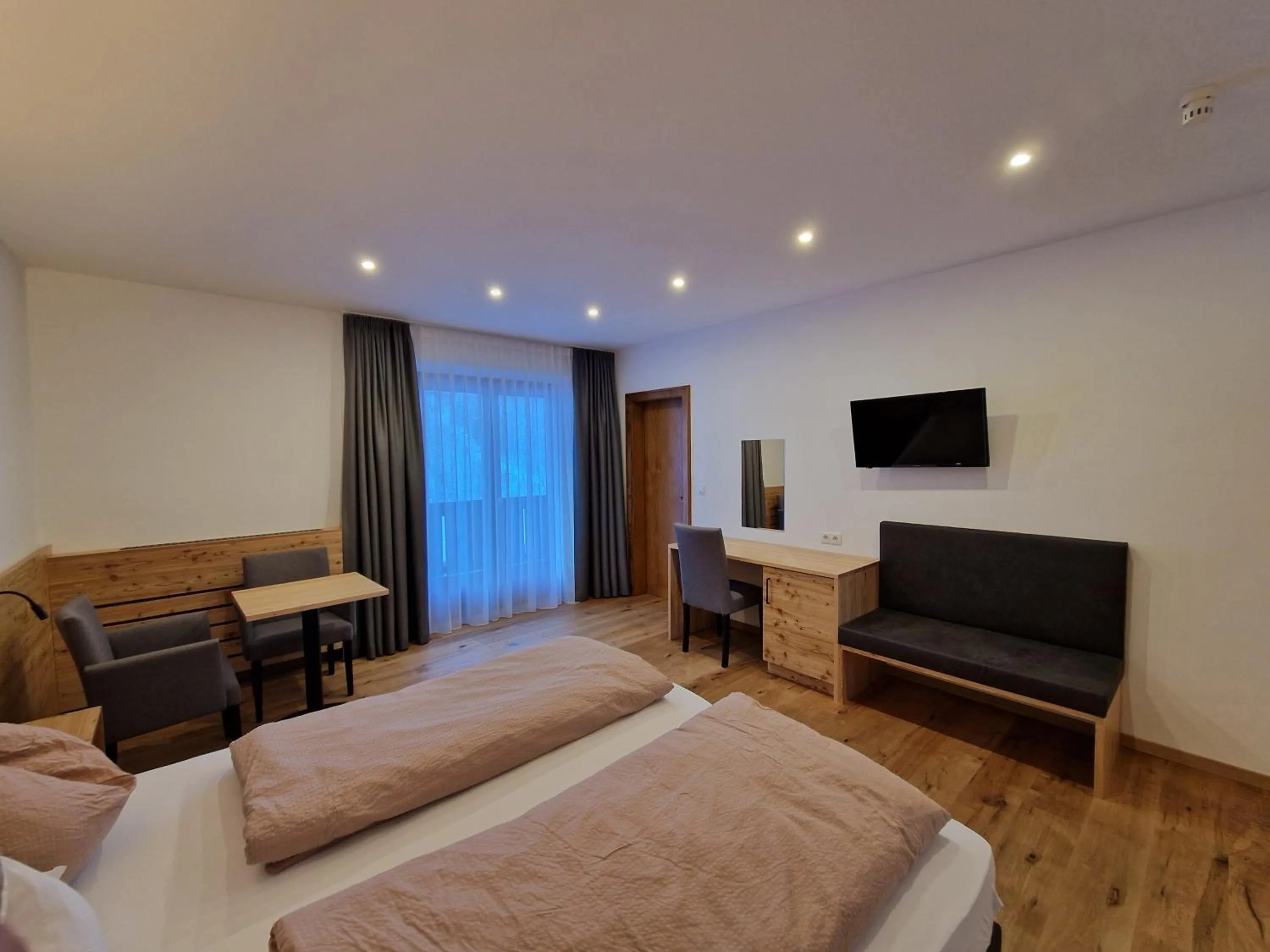 Photo of the whole room, Bed in Hotel Mignon