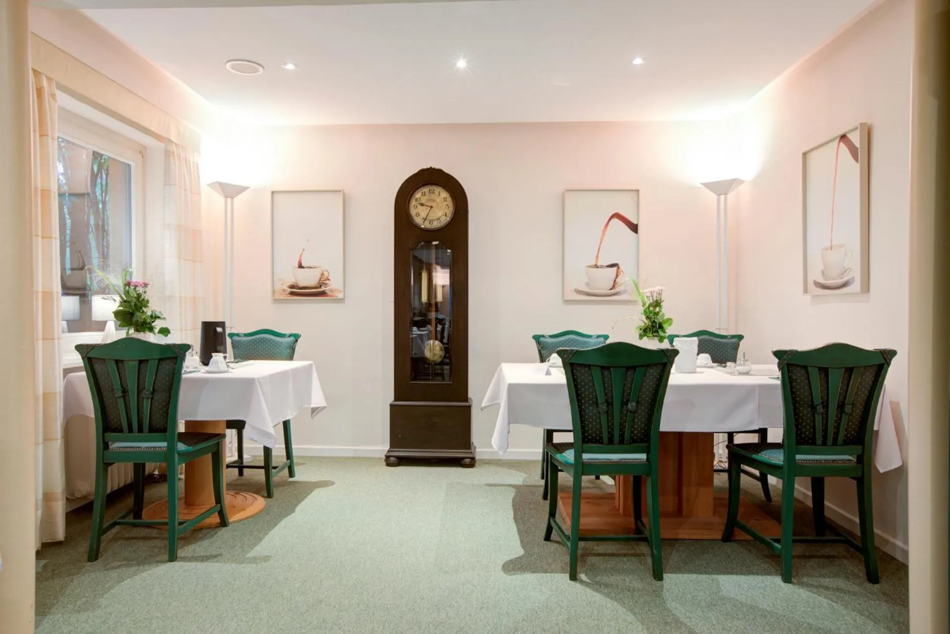 Restaurant/places to eat in Hotel See-Villa