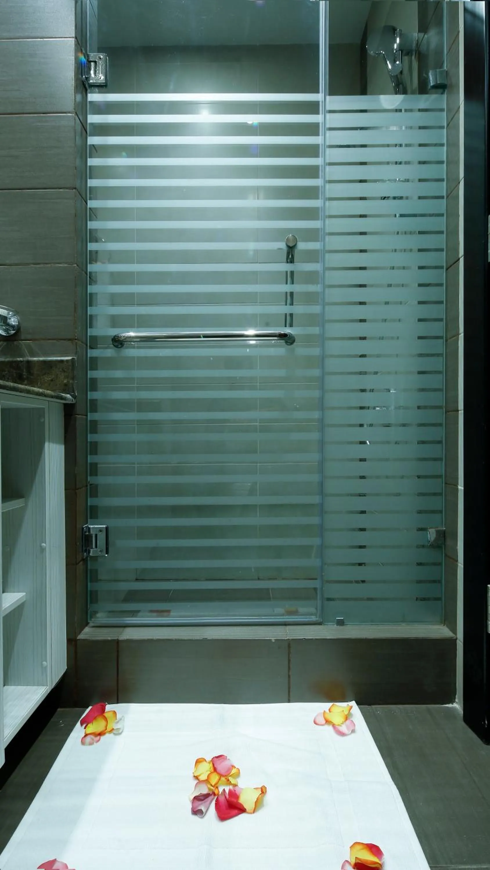 Shower in The CASTLE PREMIUM HOTEL