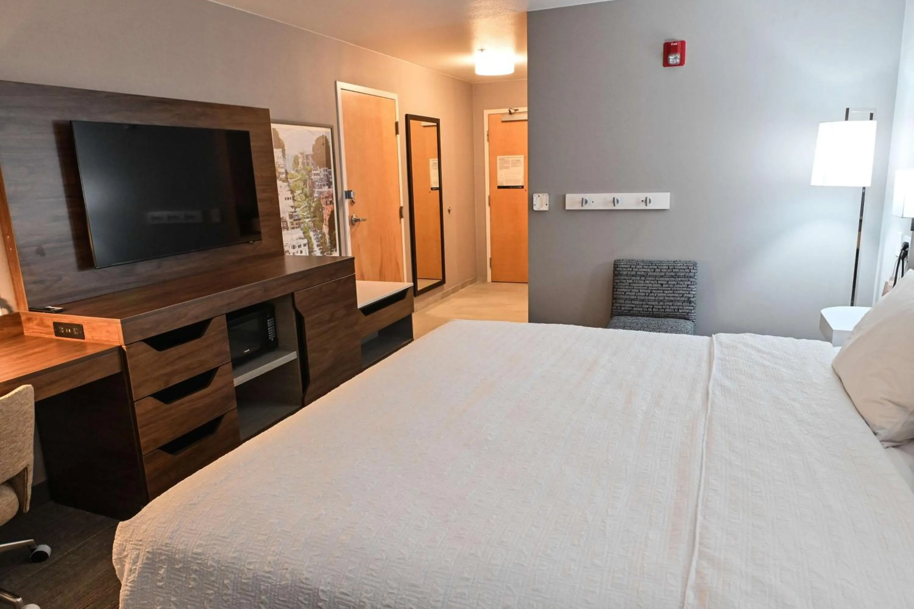 Bedroom, Bed in Hampton Inn Fremont
