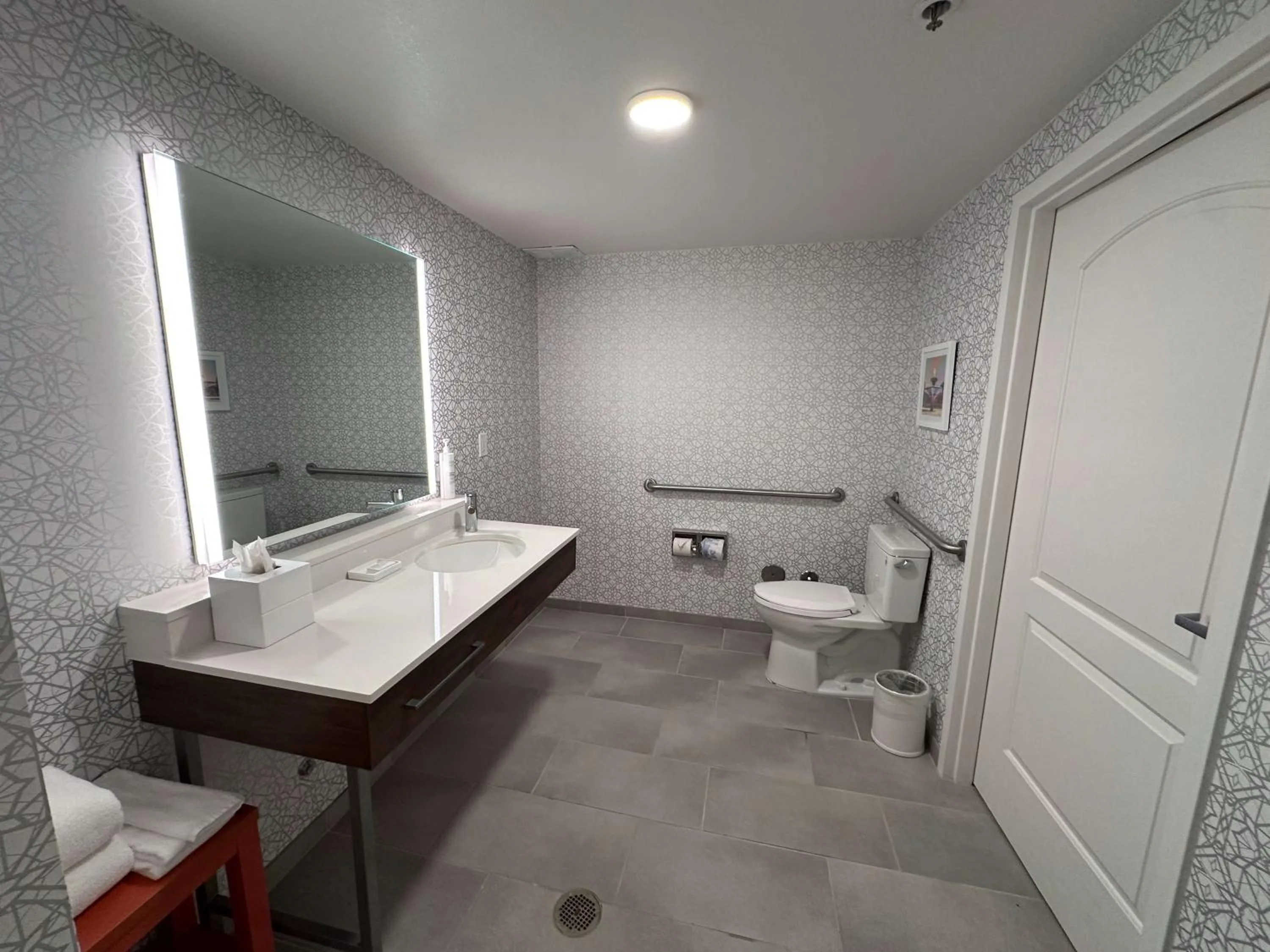 Bathroom in Hampton Inn Fremont