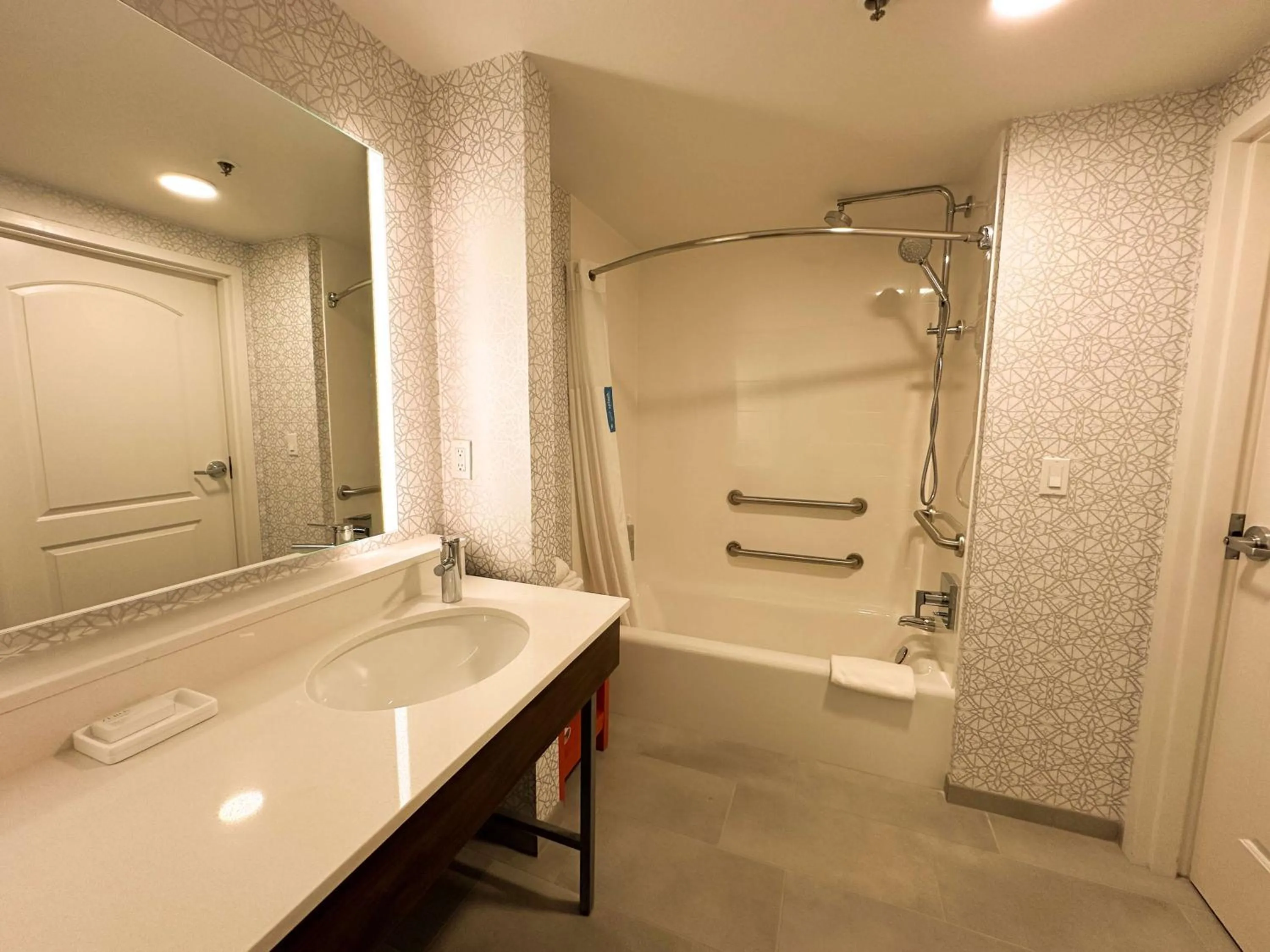 Bathroom in Hampton Inn Fremont