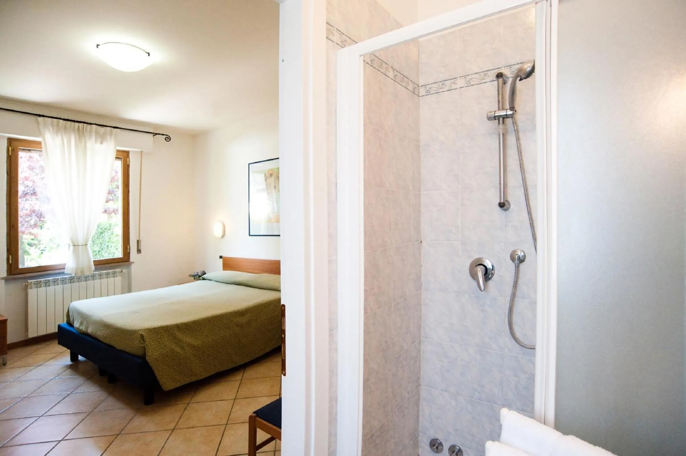 Bathroom, Bed in Hotel La Toscana
