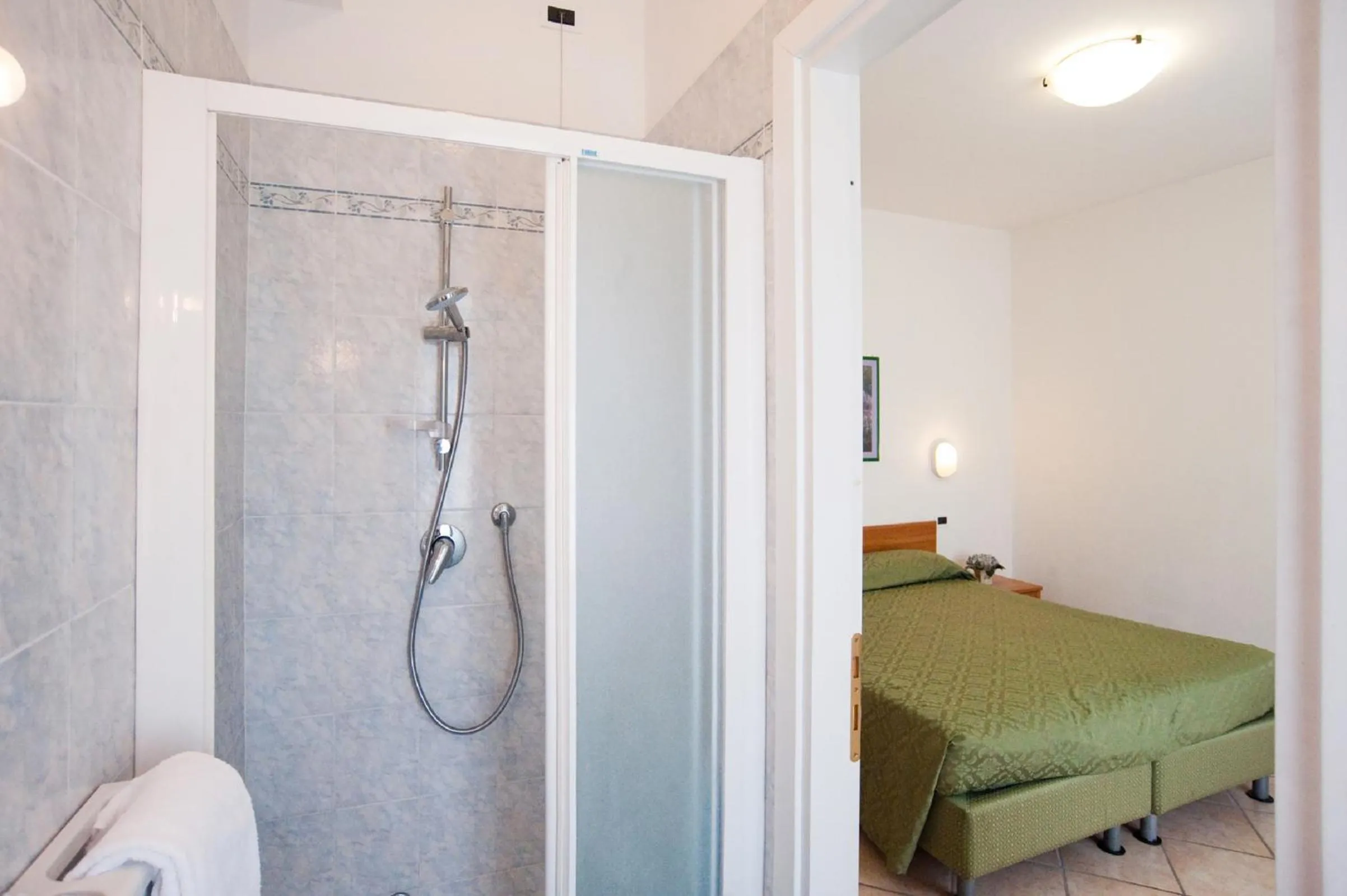 Bathroom, Bed in Hotel La Toscana