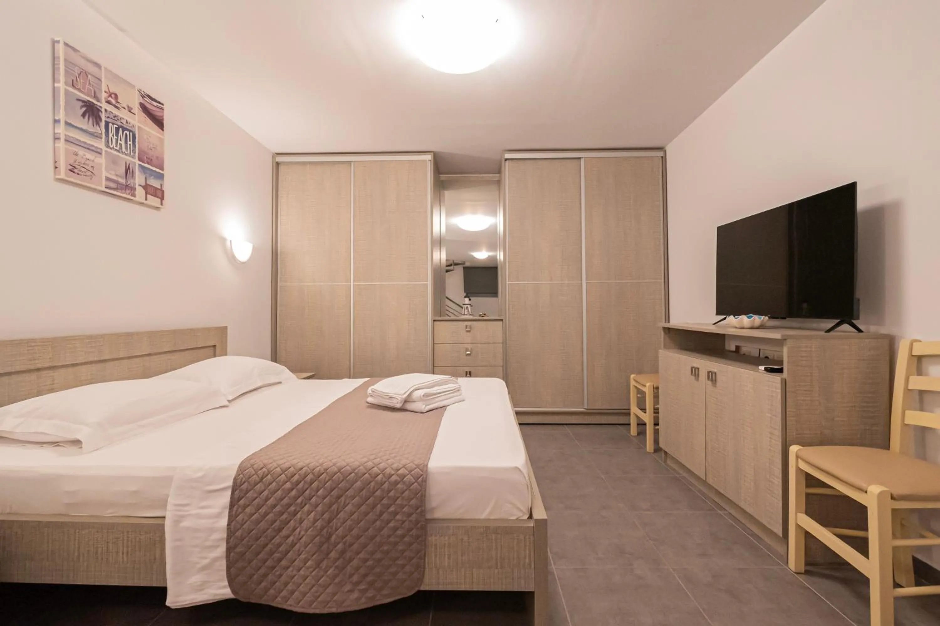 TV and multimedia, Bed in EllinFos Apartments