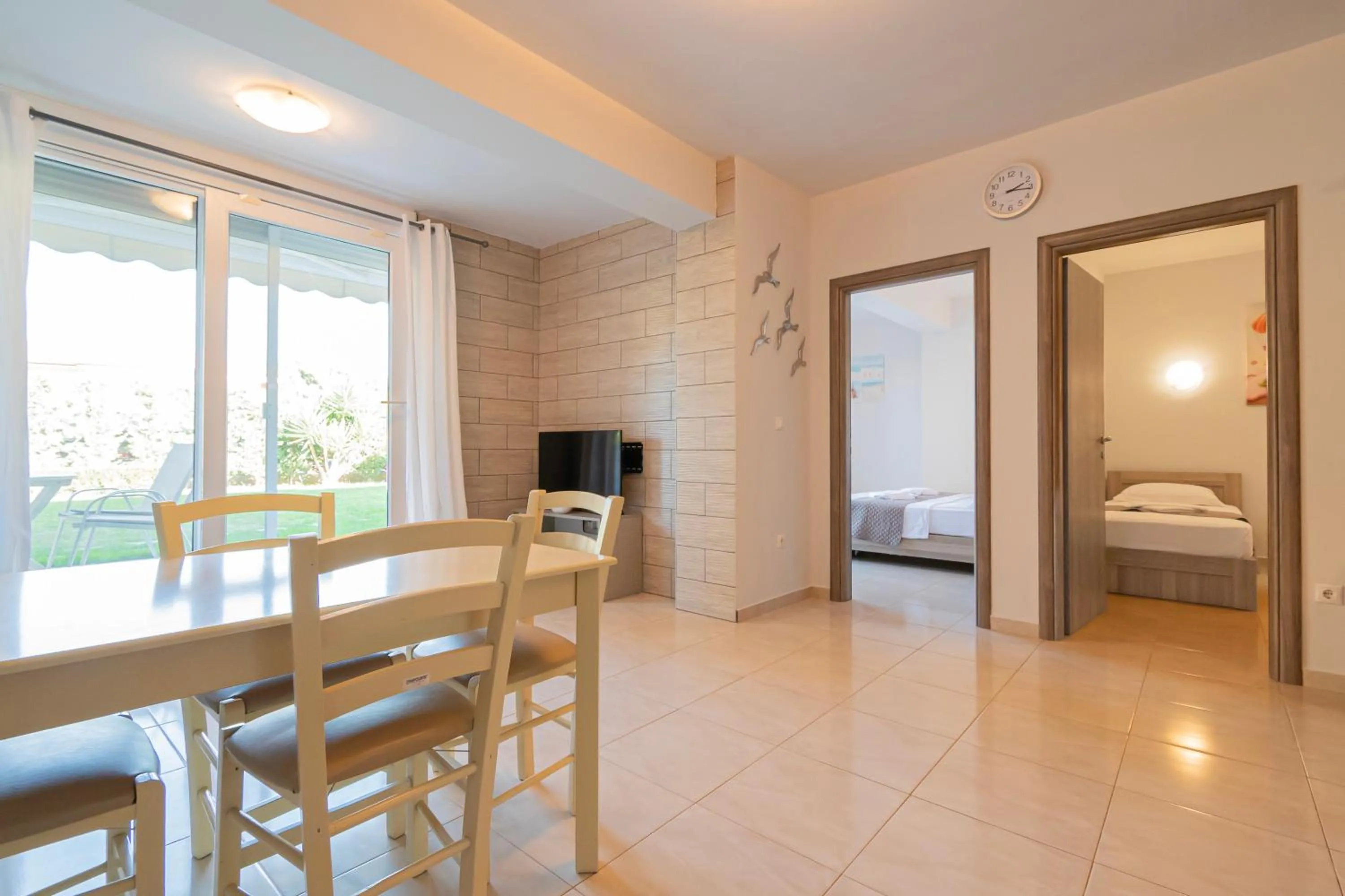 TV and multimedia, Bed in EllinFos Apartments