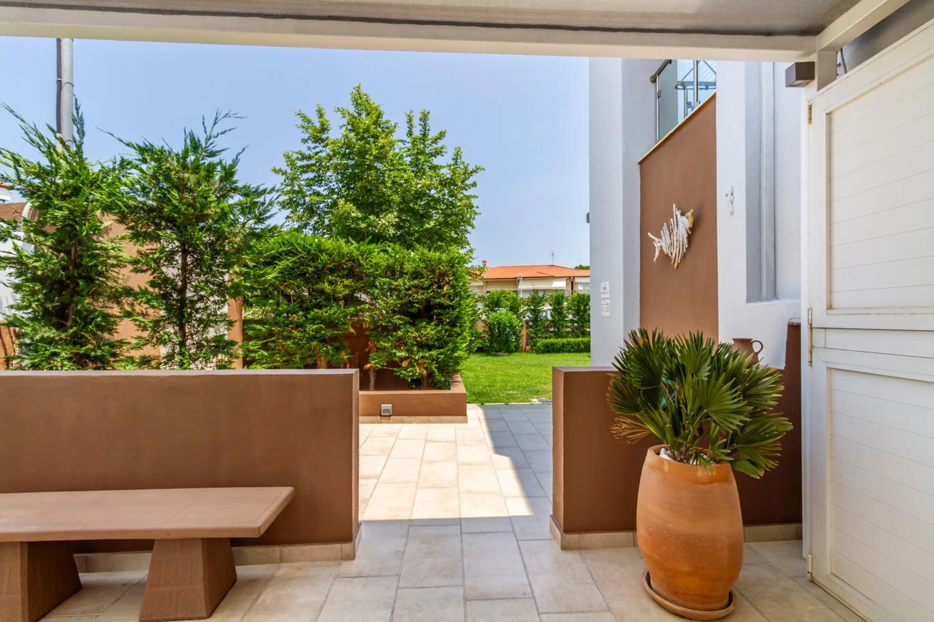 Facade/entrance in EllinFos Apartments