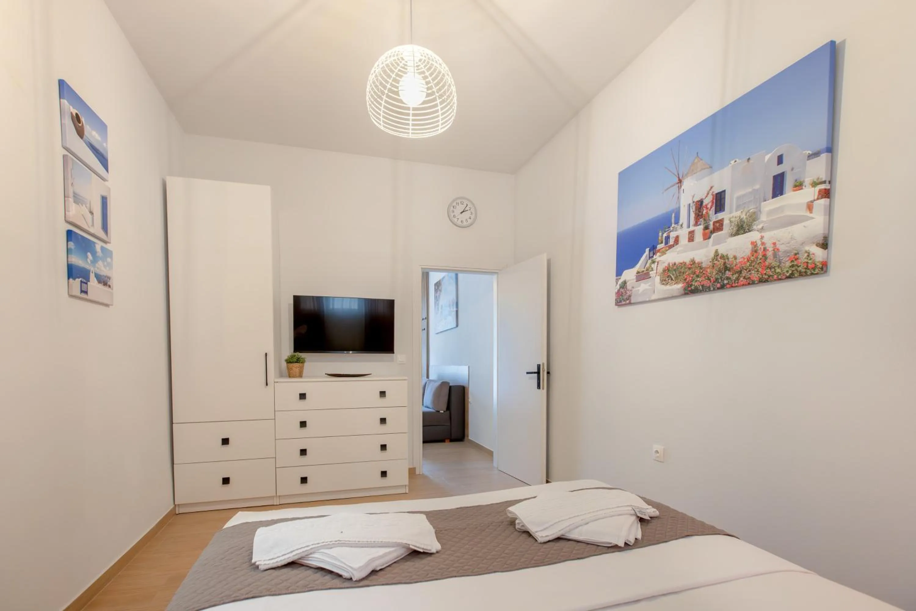 TV and multimedia, Bed in EllinFos Apartments