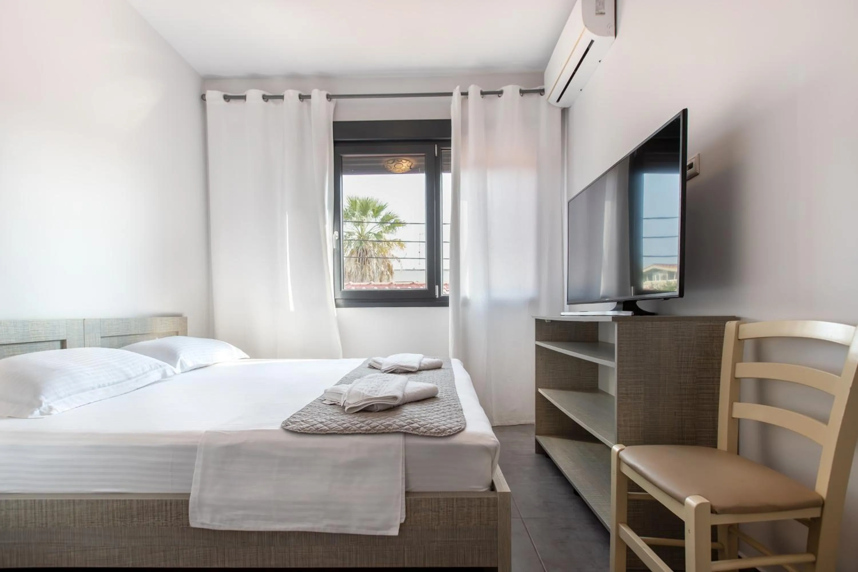 TV and multimedia, Bed in EllinFos Apartments
