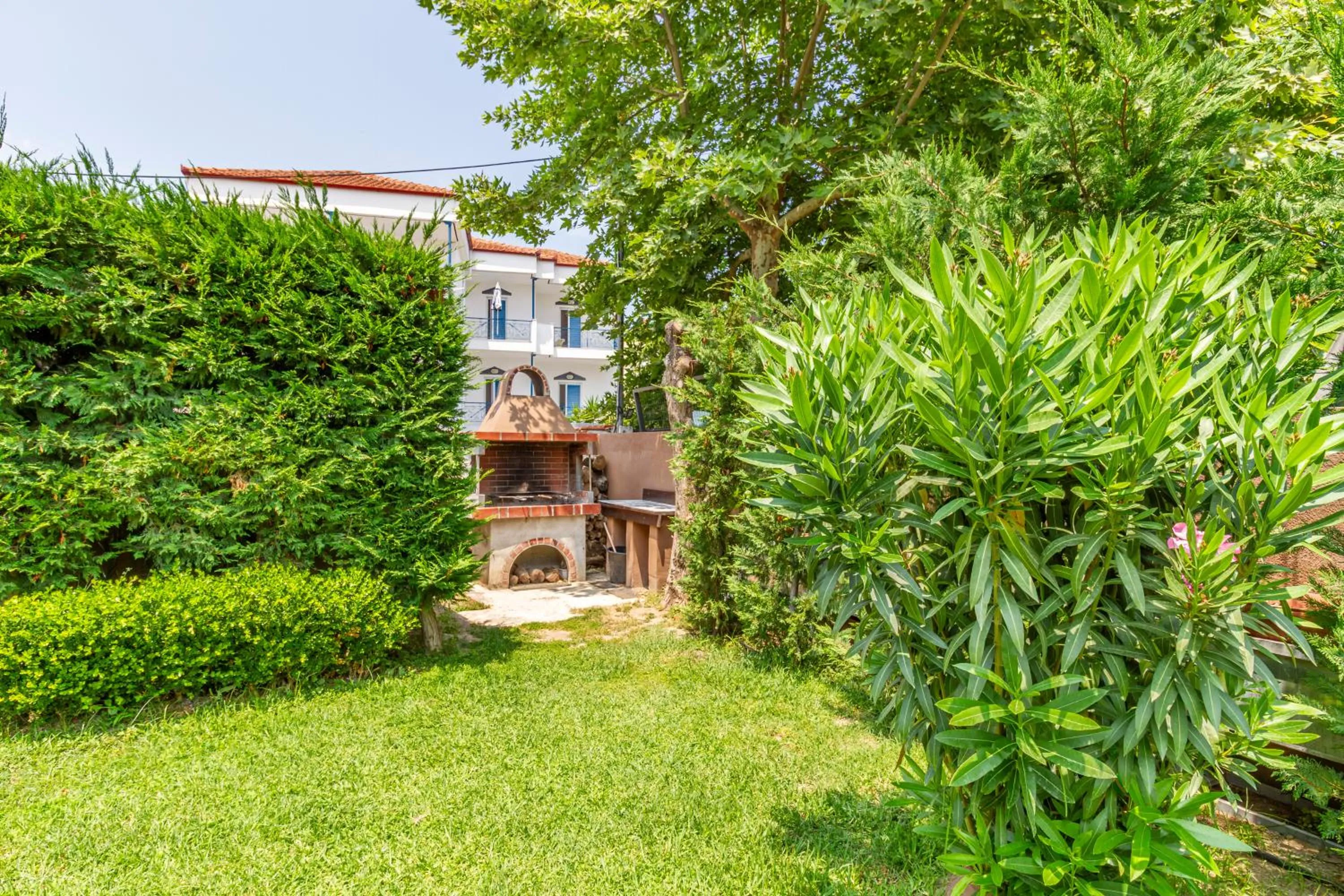 BBQ facilities in EllinFos Apartments