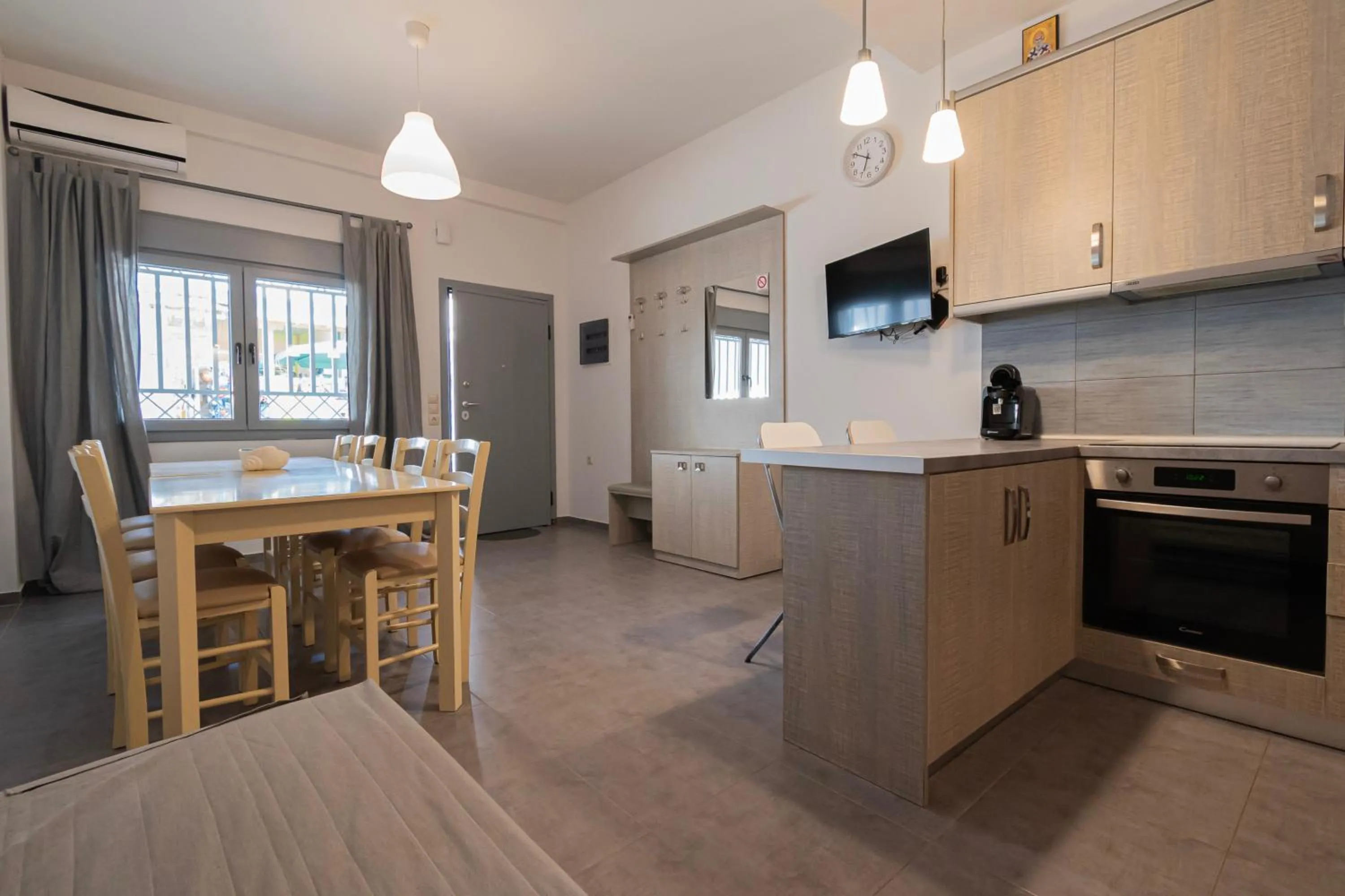 Dining area in EllinFos Apartments