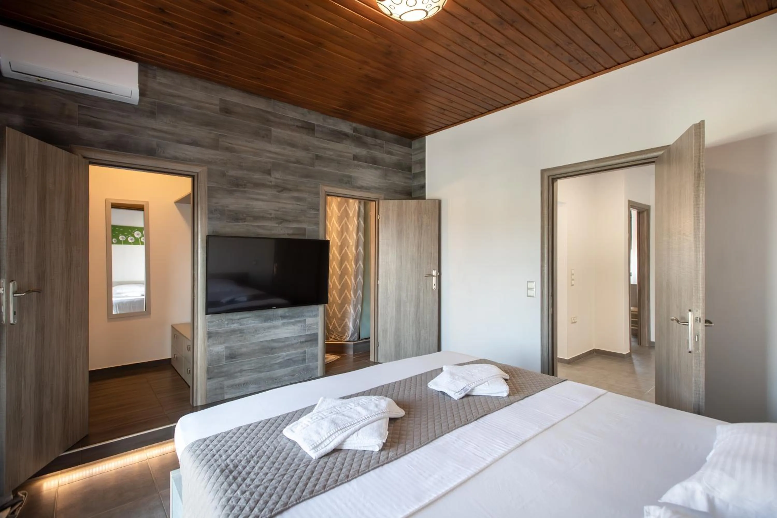 Bathroom, Bed in EllinFos Apartments