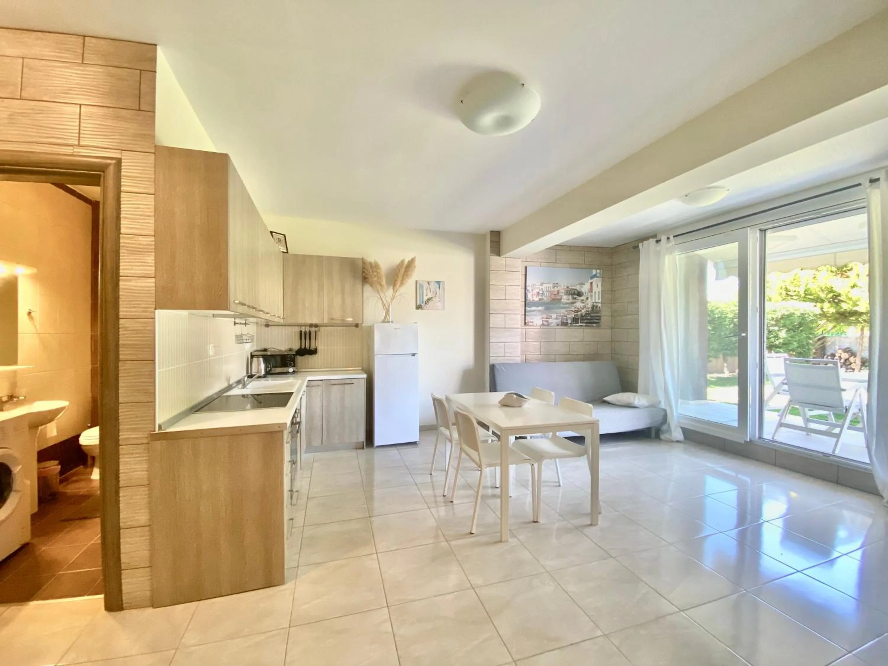 Kitchen or kitchenette in EllinFos Apartments