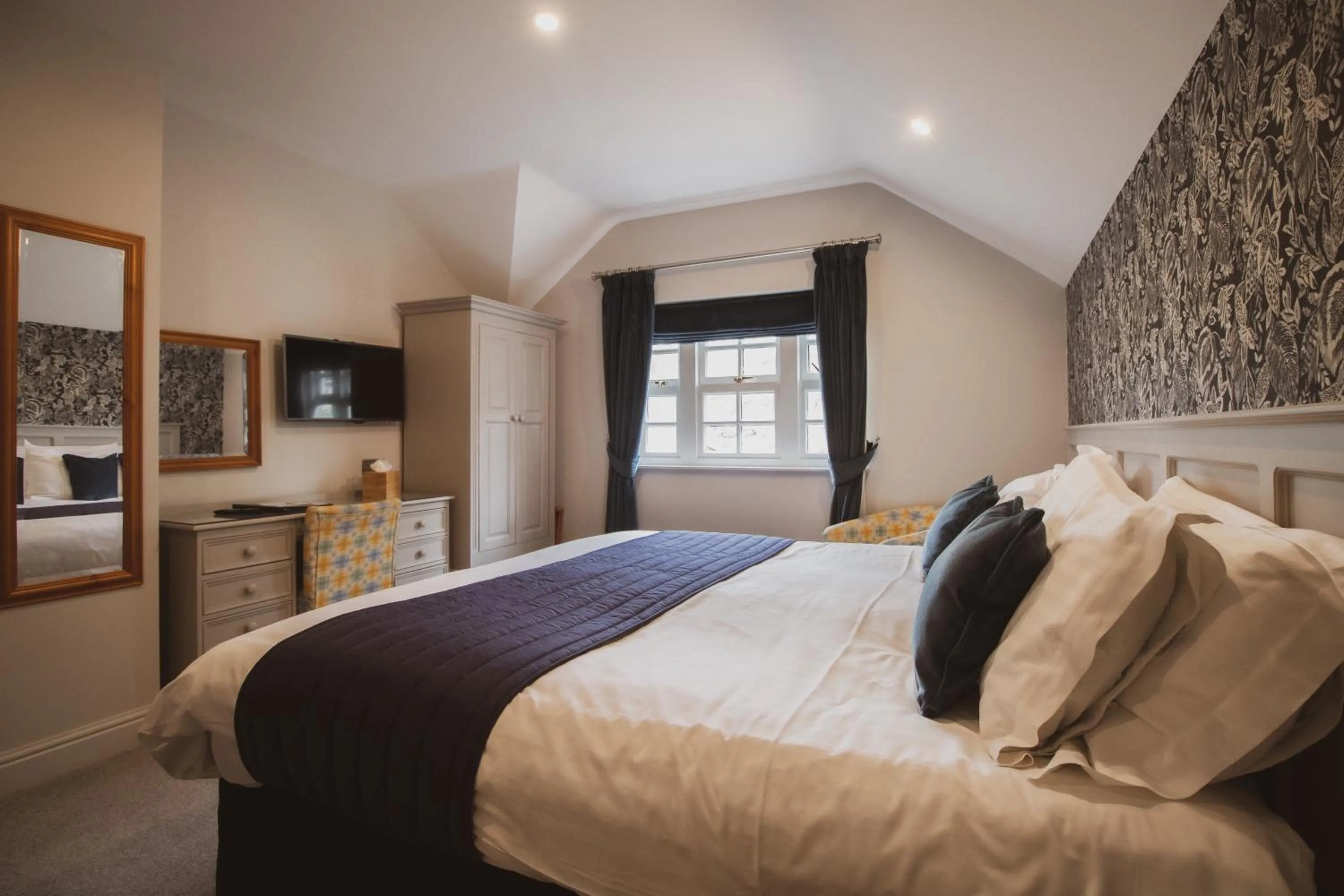 Bedroom, Bed in Briery Wood Hotel