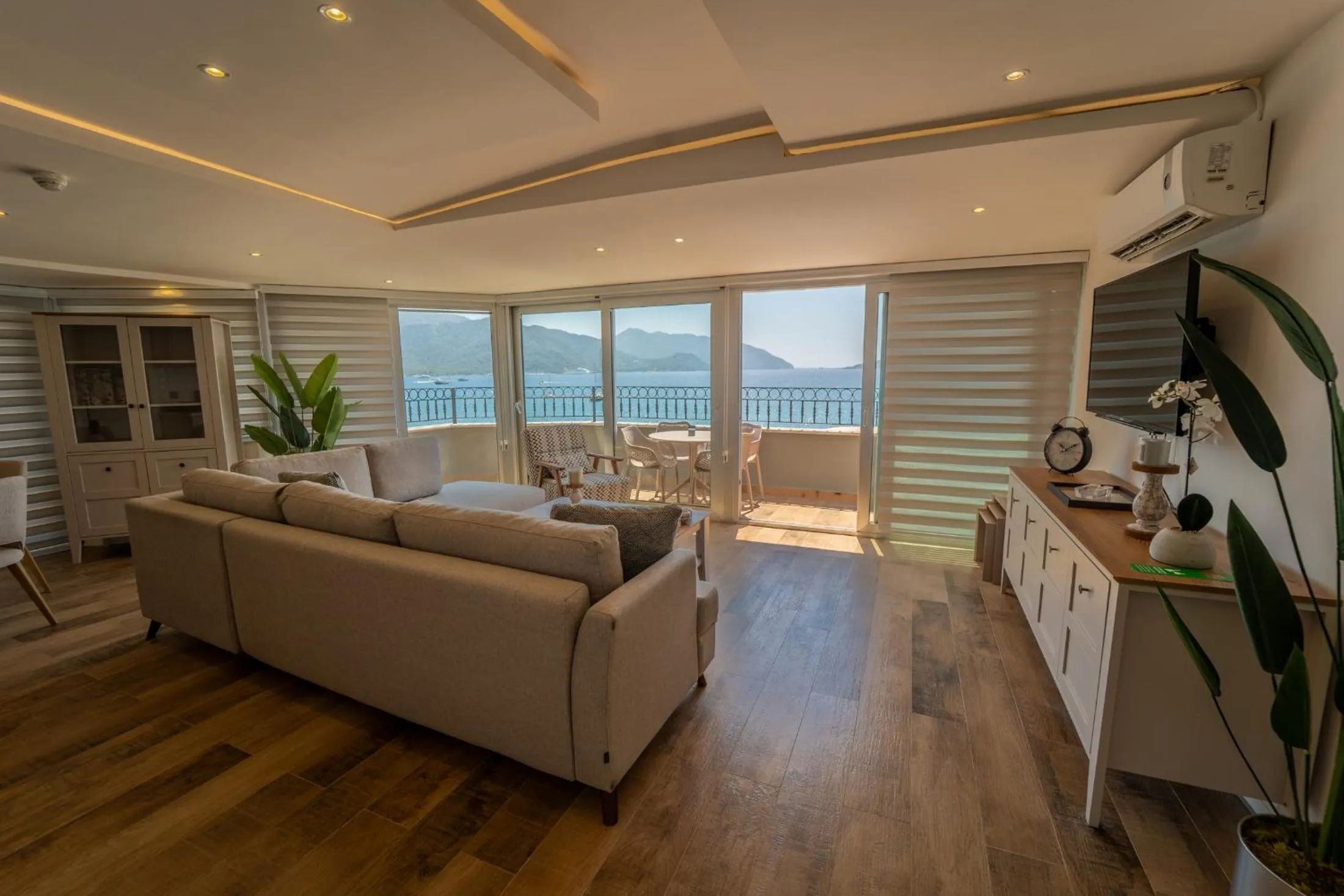 Aurasia Sea Side Hotel