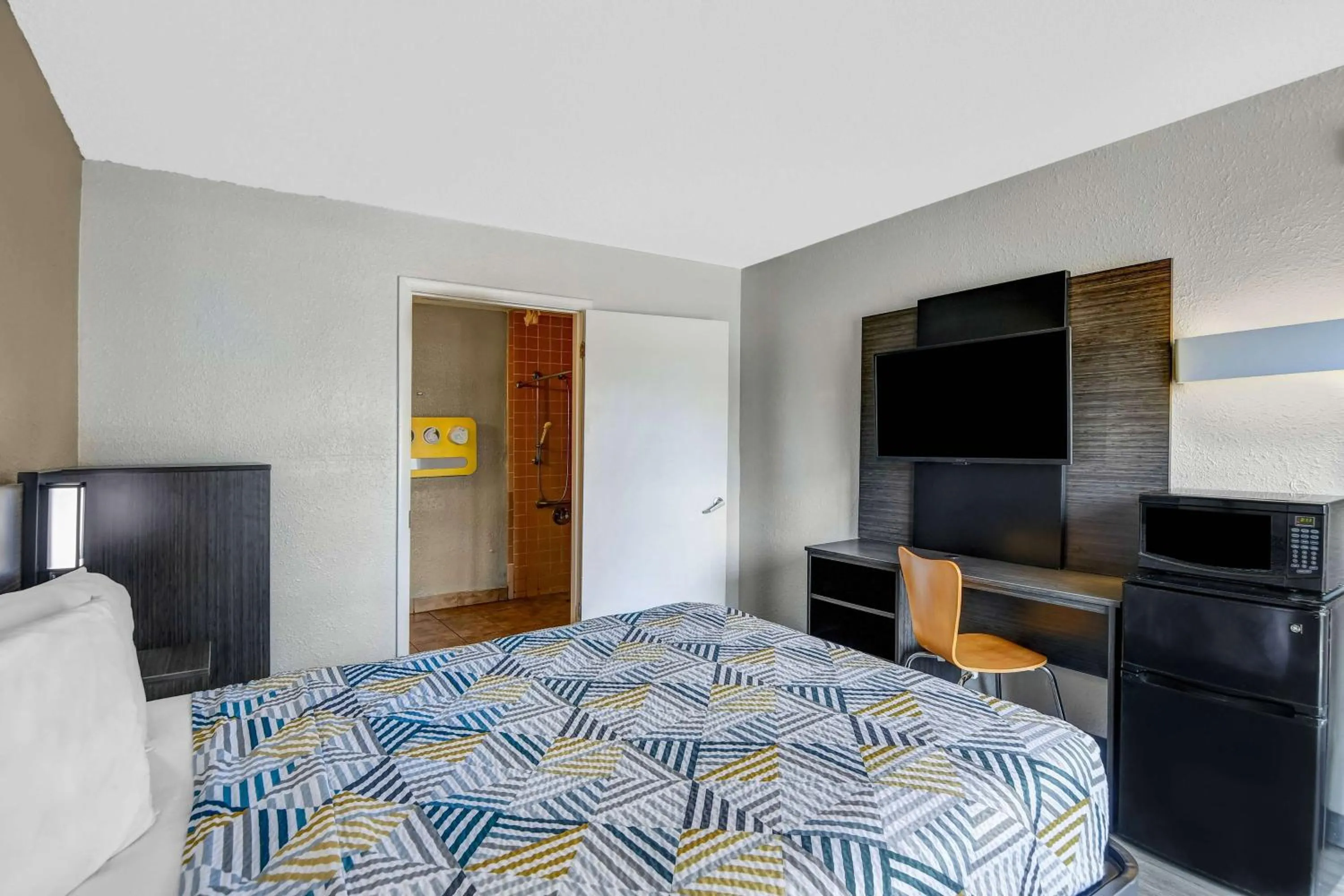 Photo of the whole room, Bed in Motel 6-Dalton, GA