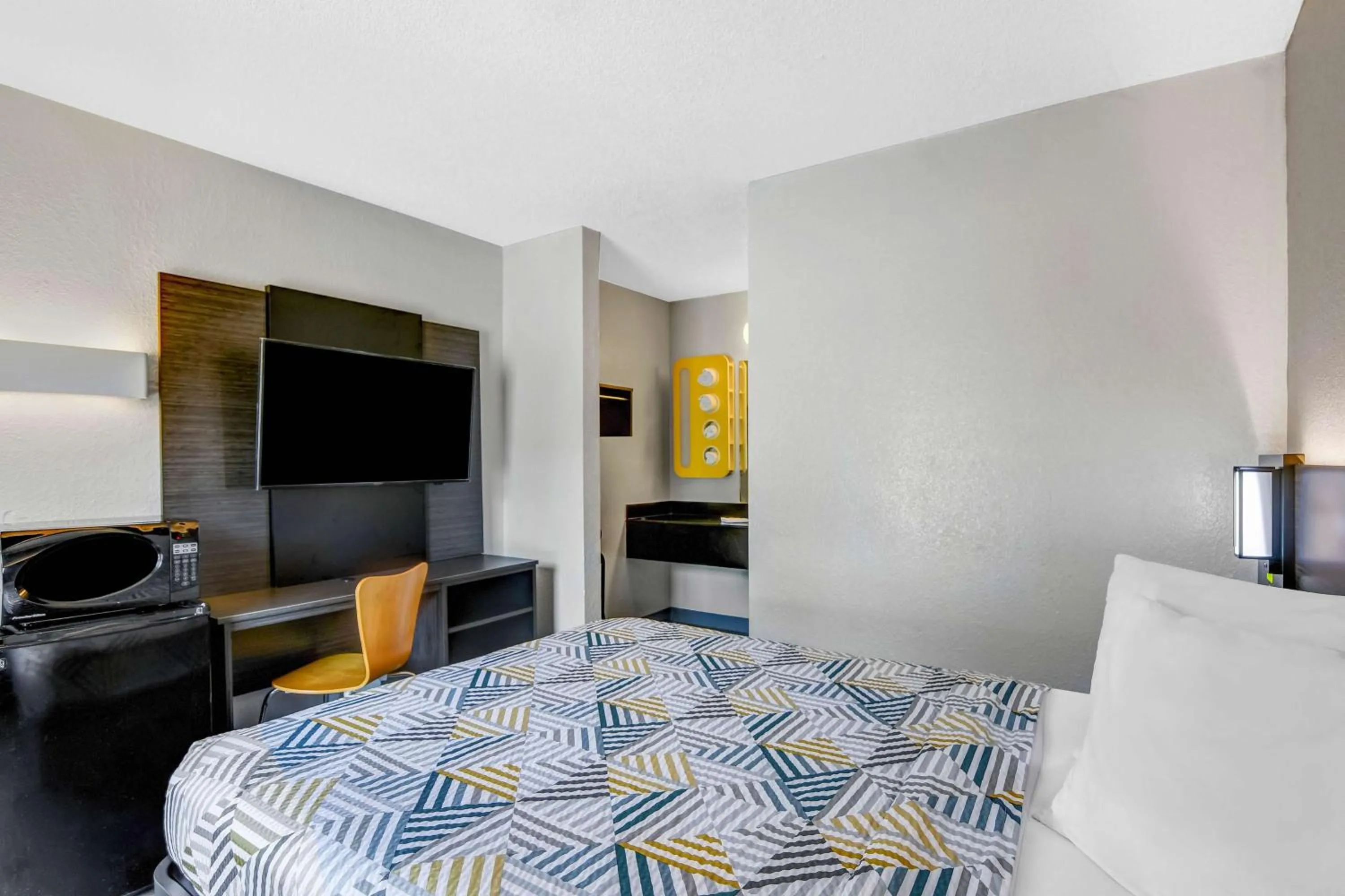 Bathroom, Bed in Motel 6-Dalton, GA