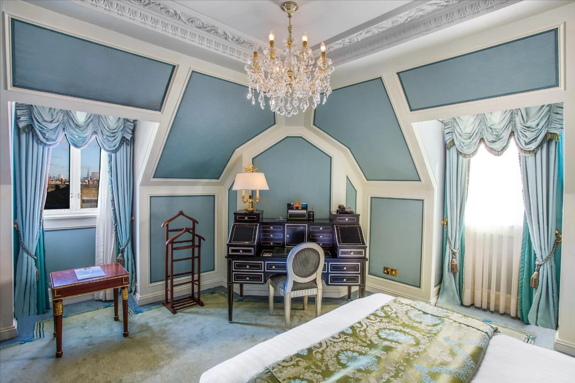 Bedroom, Bed in Bentley London