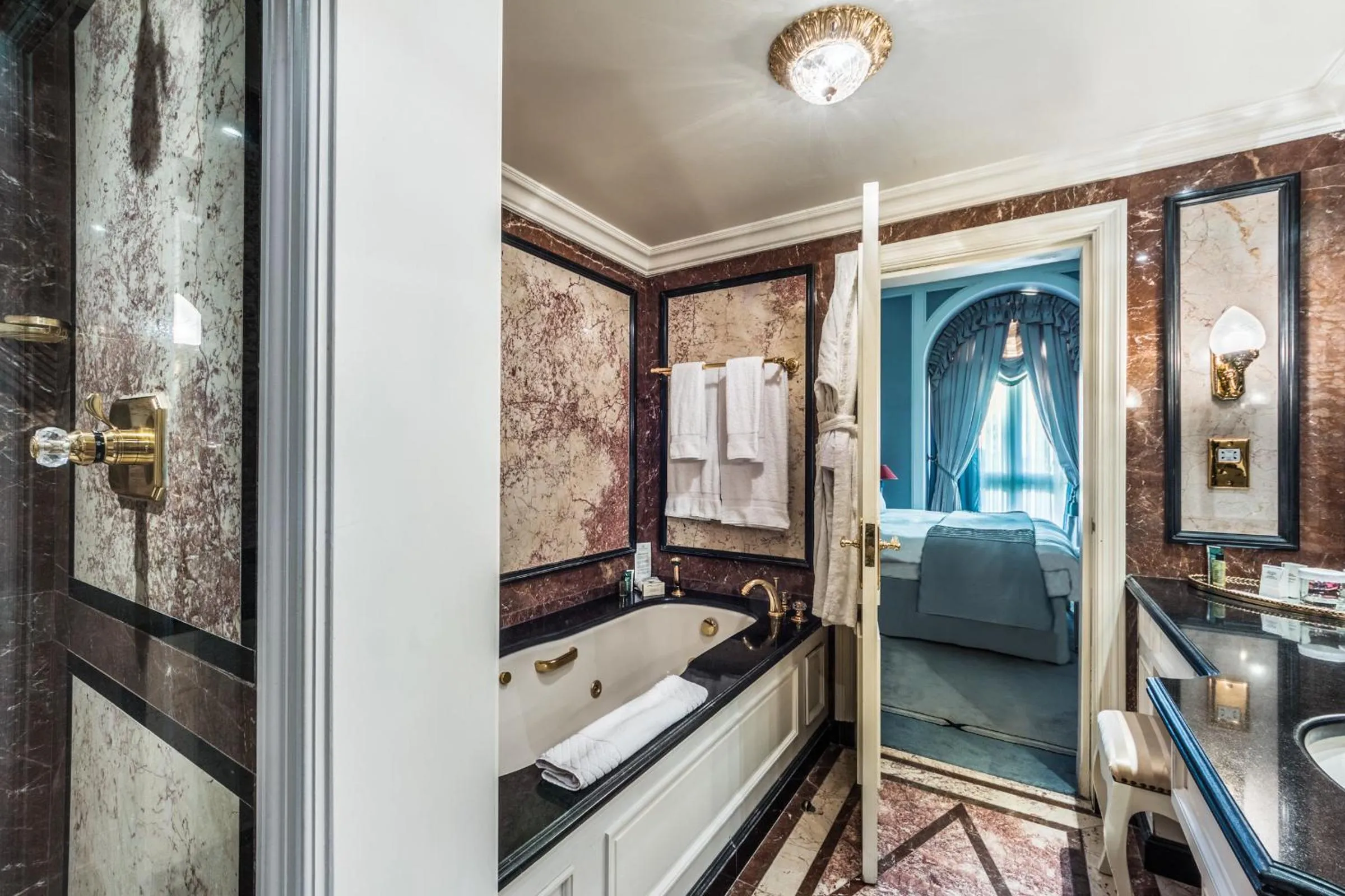 Bathroom, Bed in Bentley London