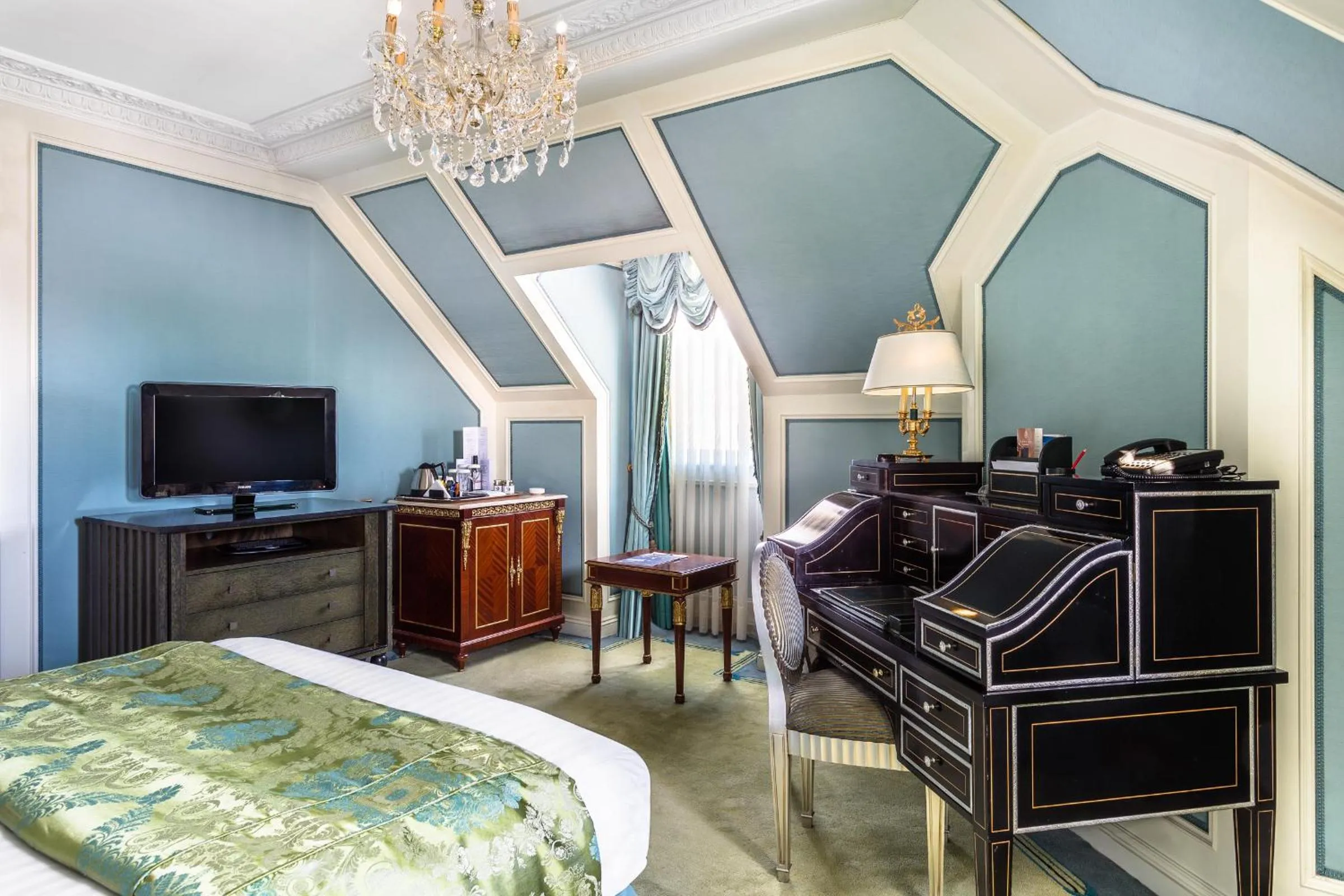 Bedroom, Bed in Bentley London