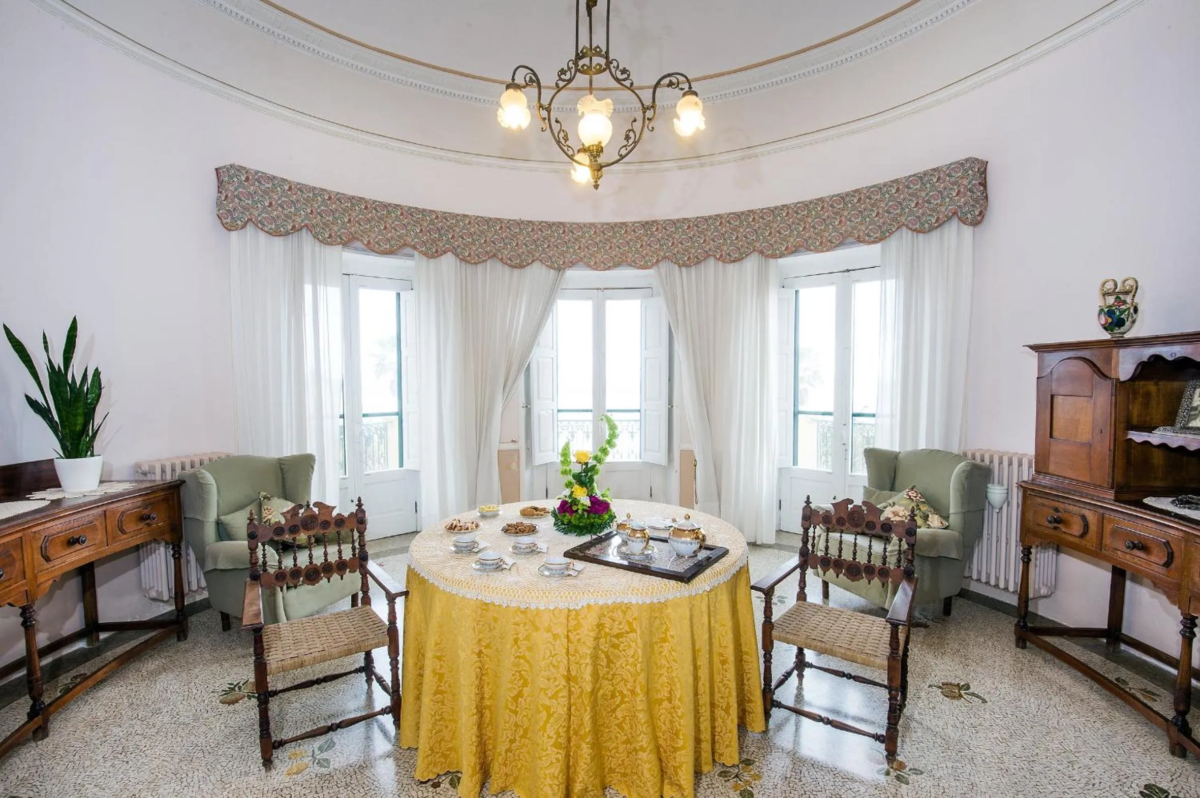 Communal lounge/ TV room in Villa La Meridiana - Caroli Hotels