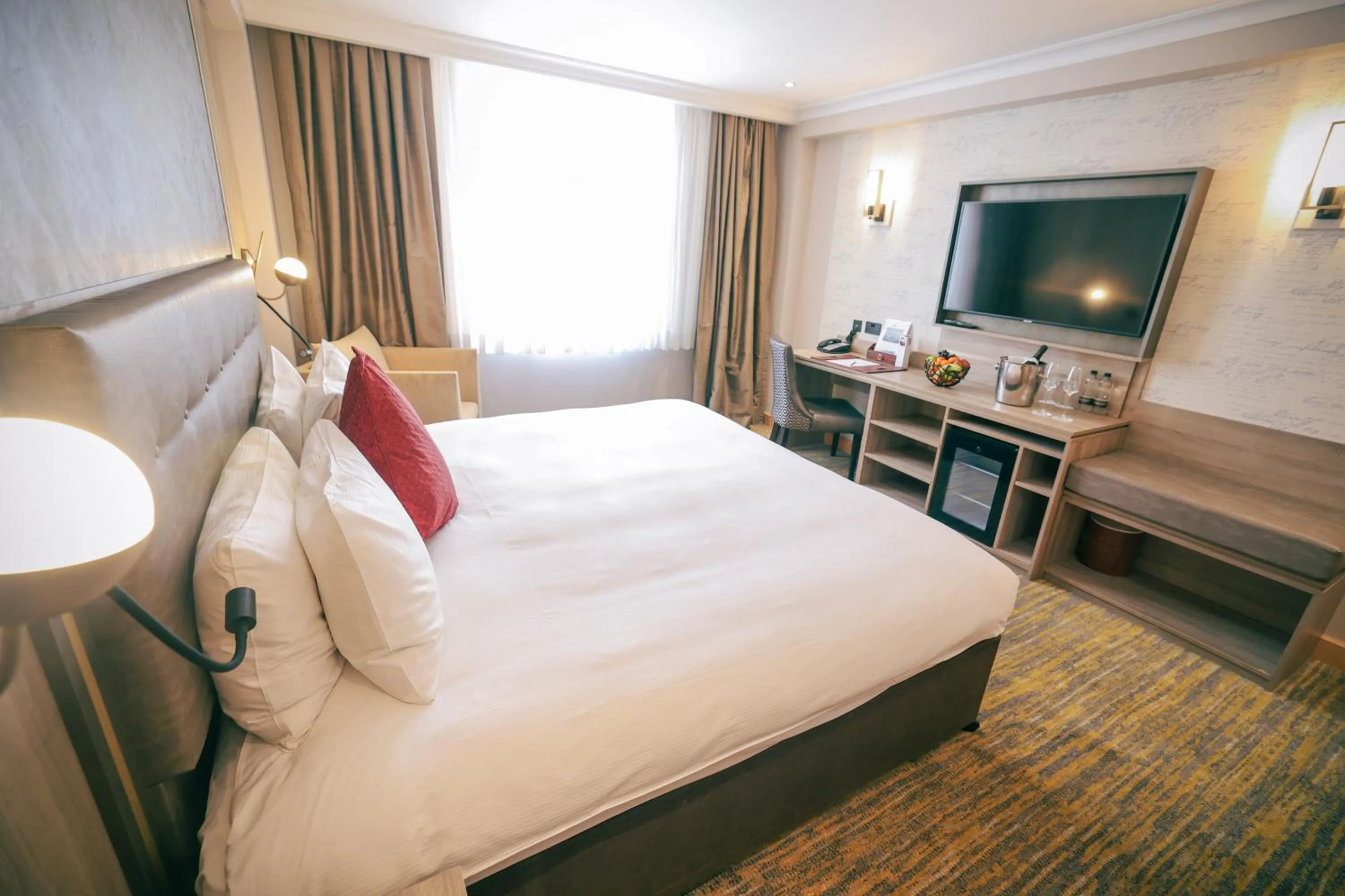 Bedroom, Bed in Courthouse Hotel London