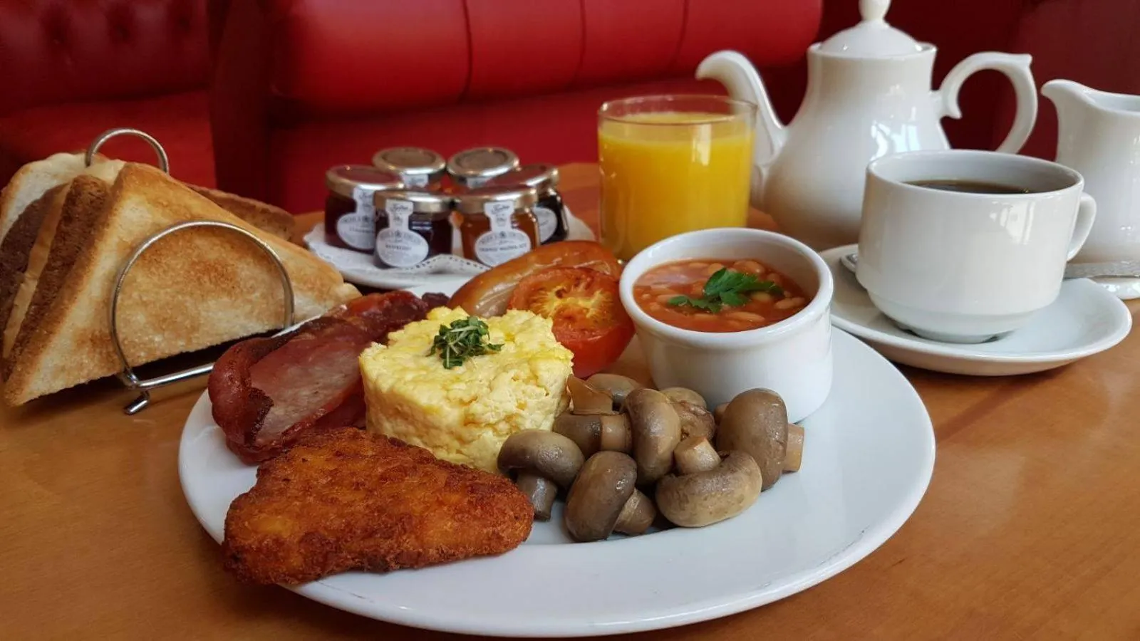 Buffet breakfast in Courthouse Hotel London