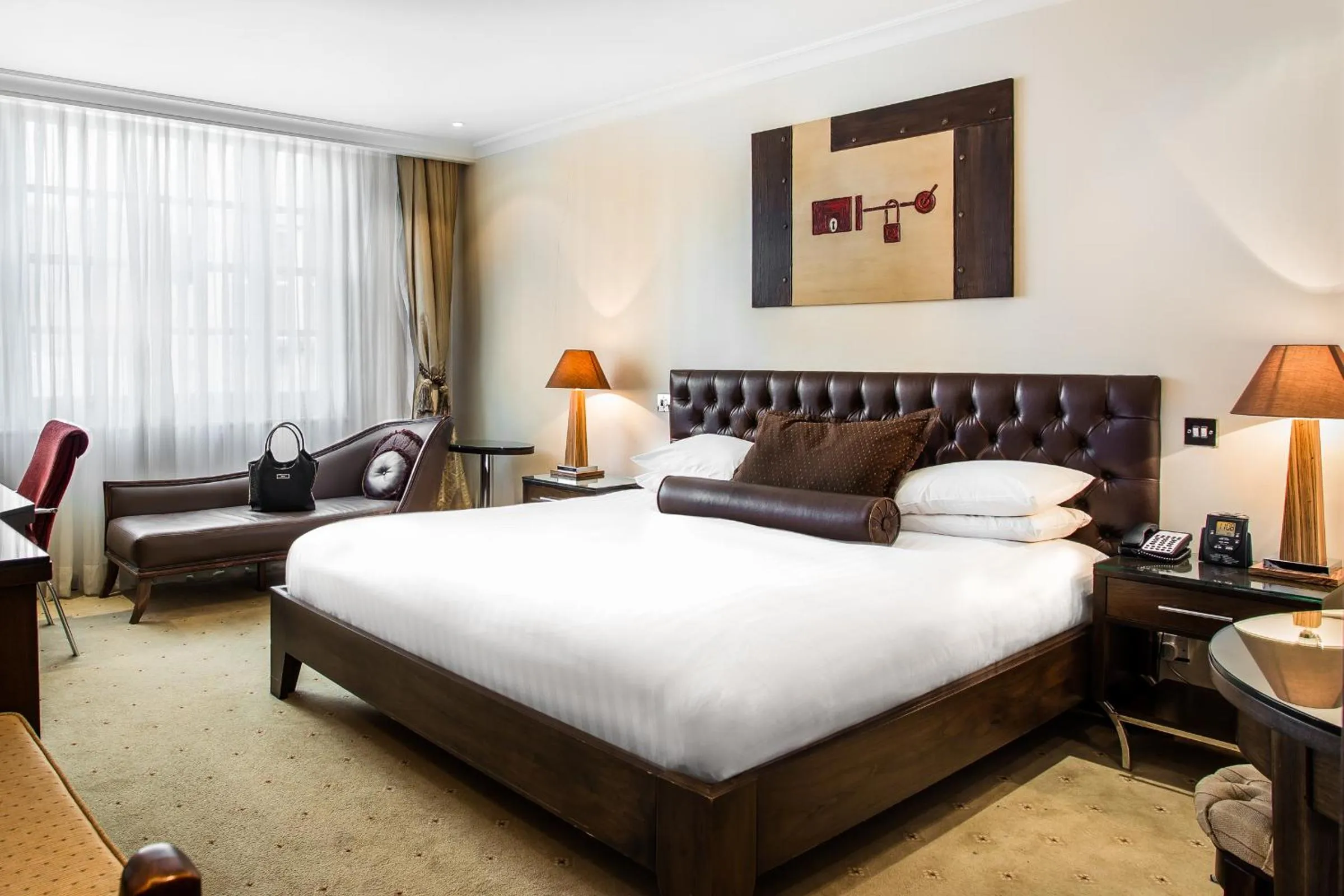 Bedroom, Bed in Courthouse Hotel London