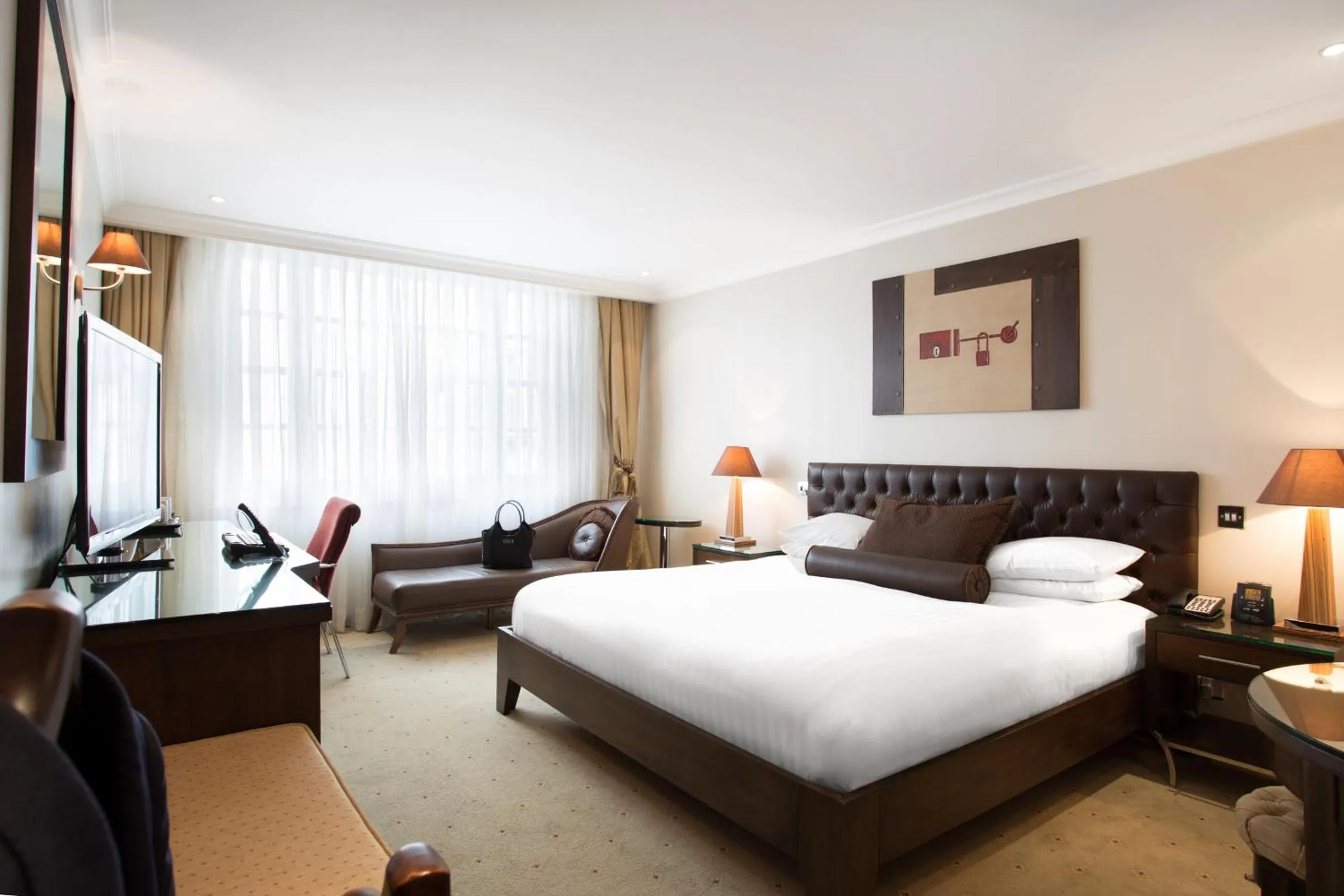 Bedroom, Bed in Courthouse Hotel London