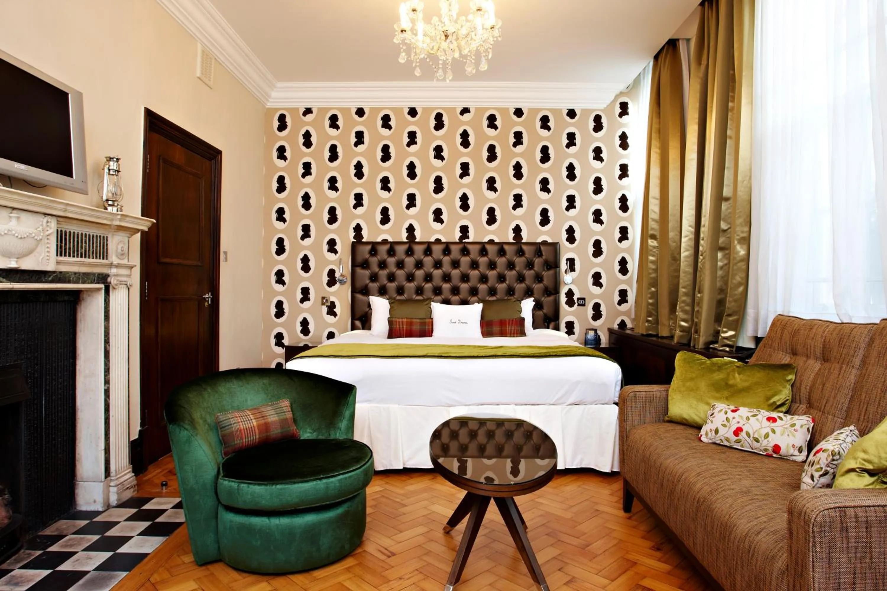 Photo of the whole room, Bed in Courthouse Hotel London