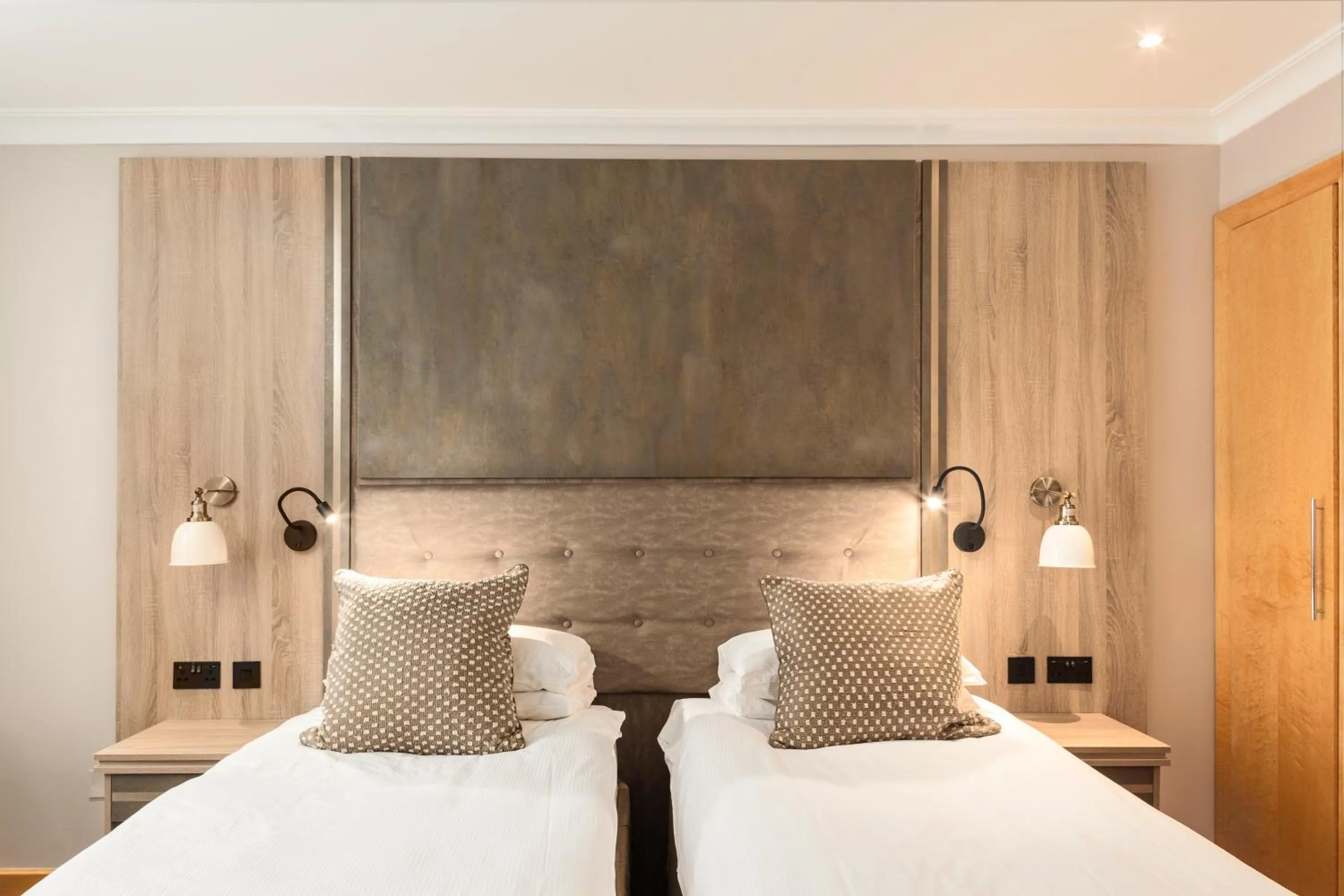 Bedroom, Bed in Courthouse Hotel London