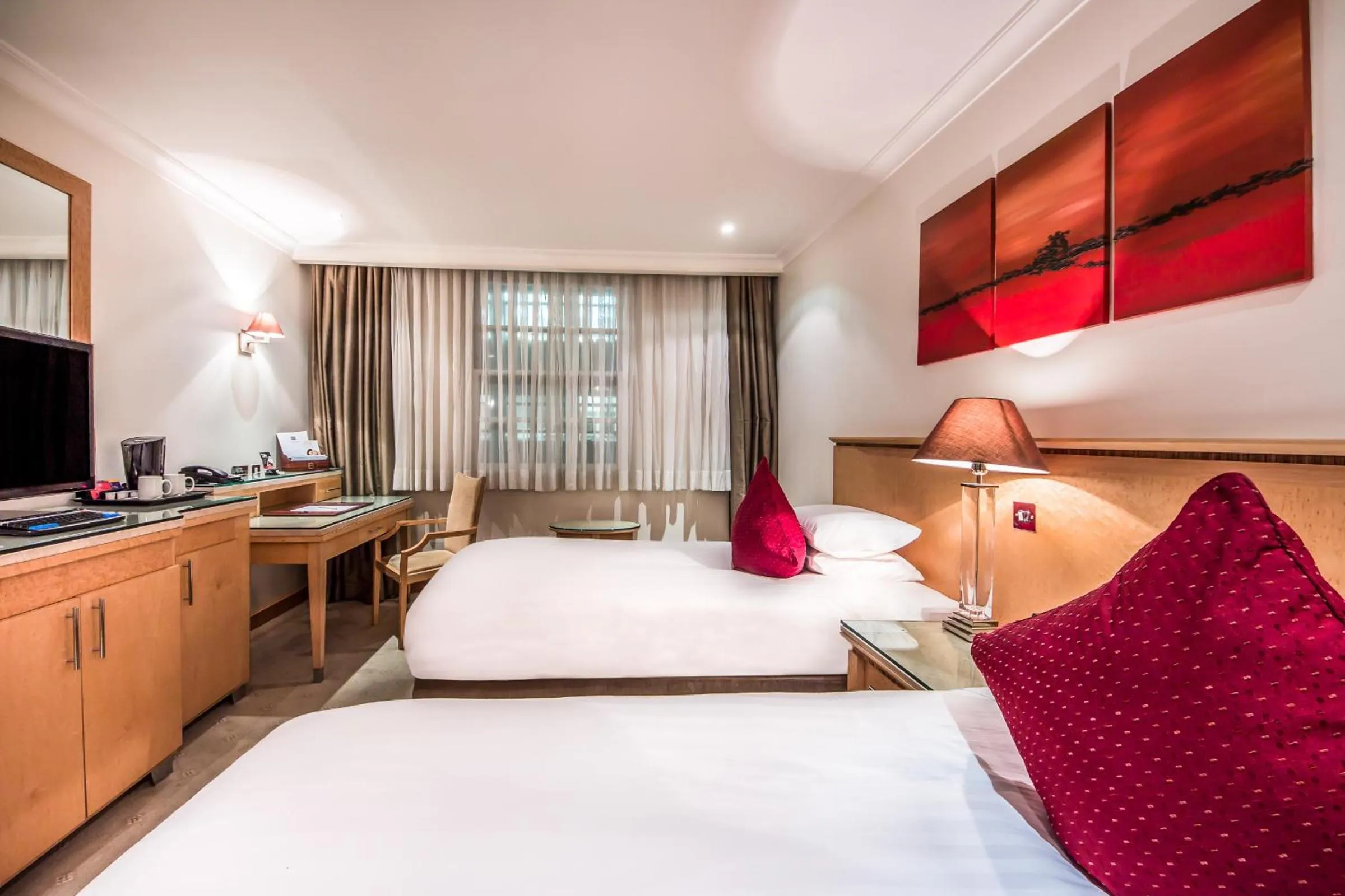 Bedroom, Bed in Courthouse Hotel London