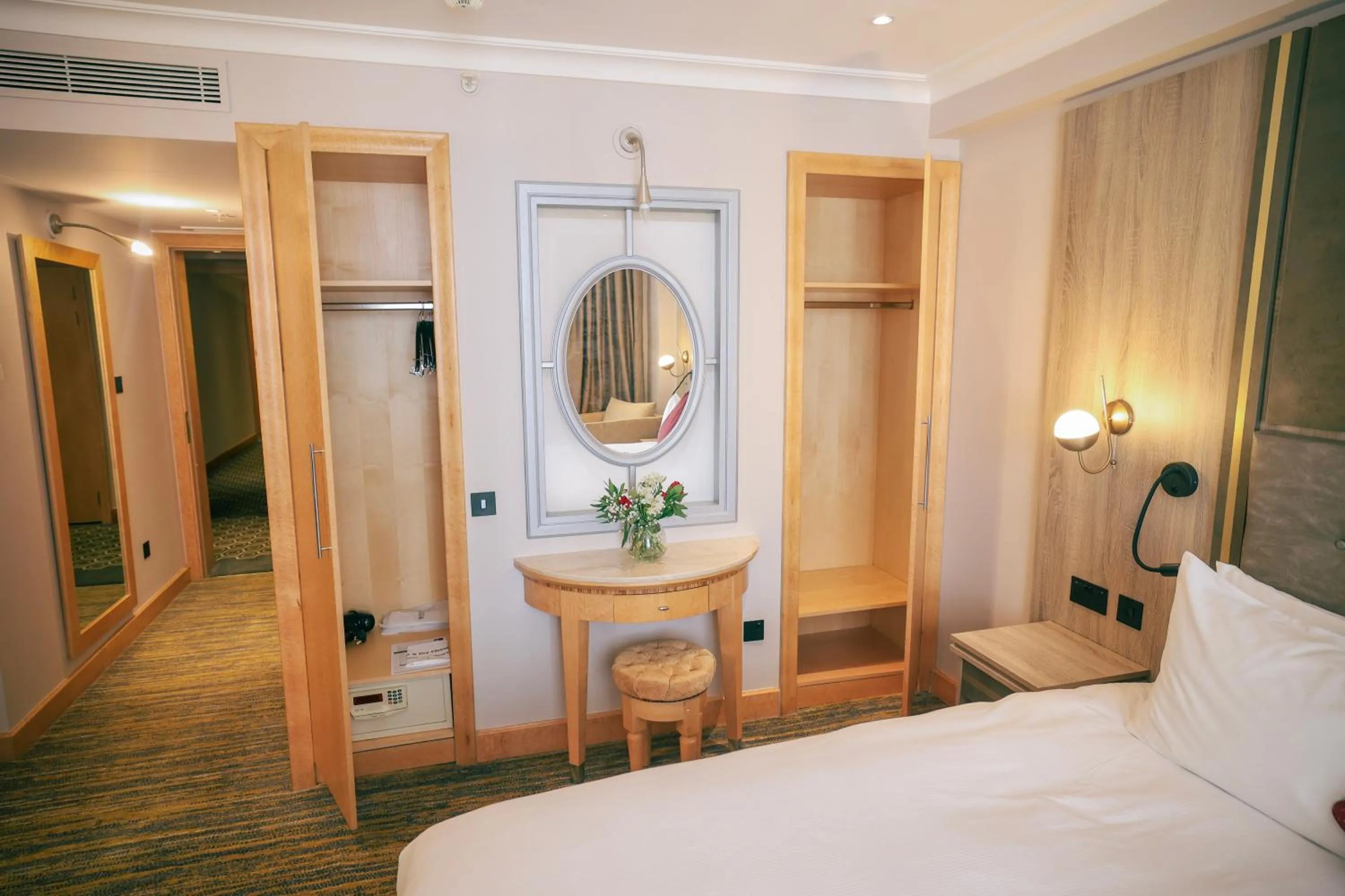 Bedroom, Bed in Courthouse Hotel London