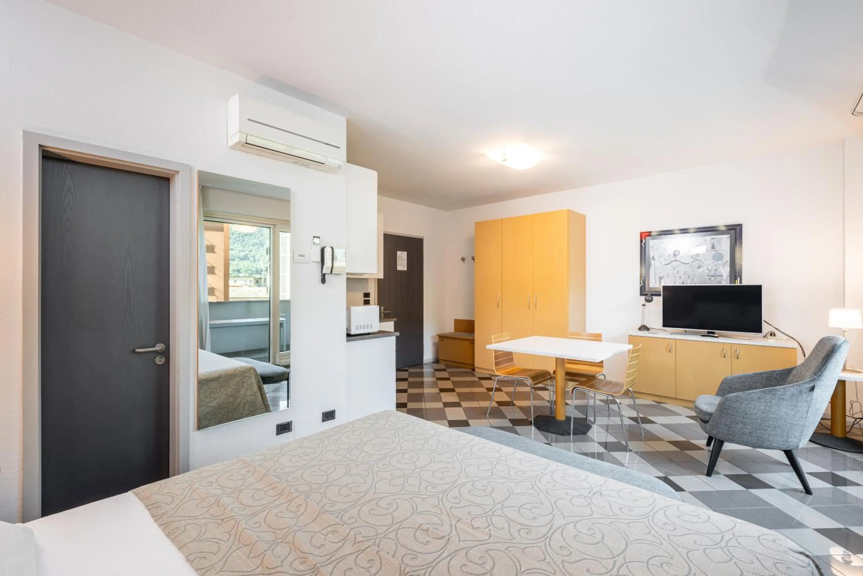 Photo of the whole room, Bed in Piazzi House