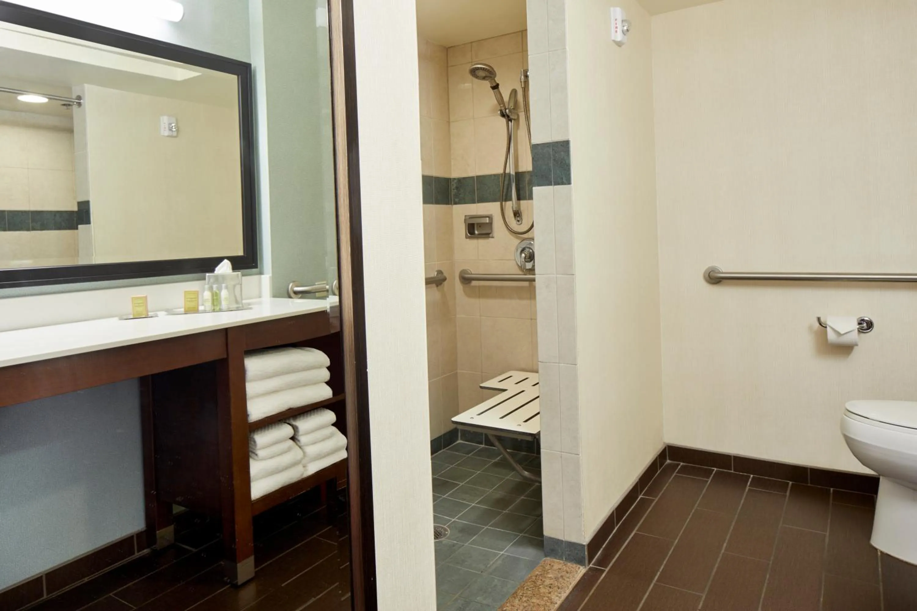 Shower in DoubleTree by Hilton Alana - Waikiki Beach