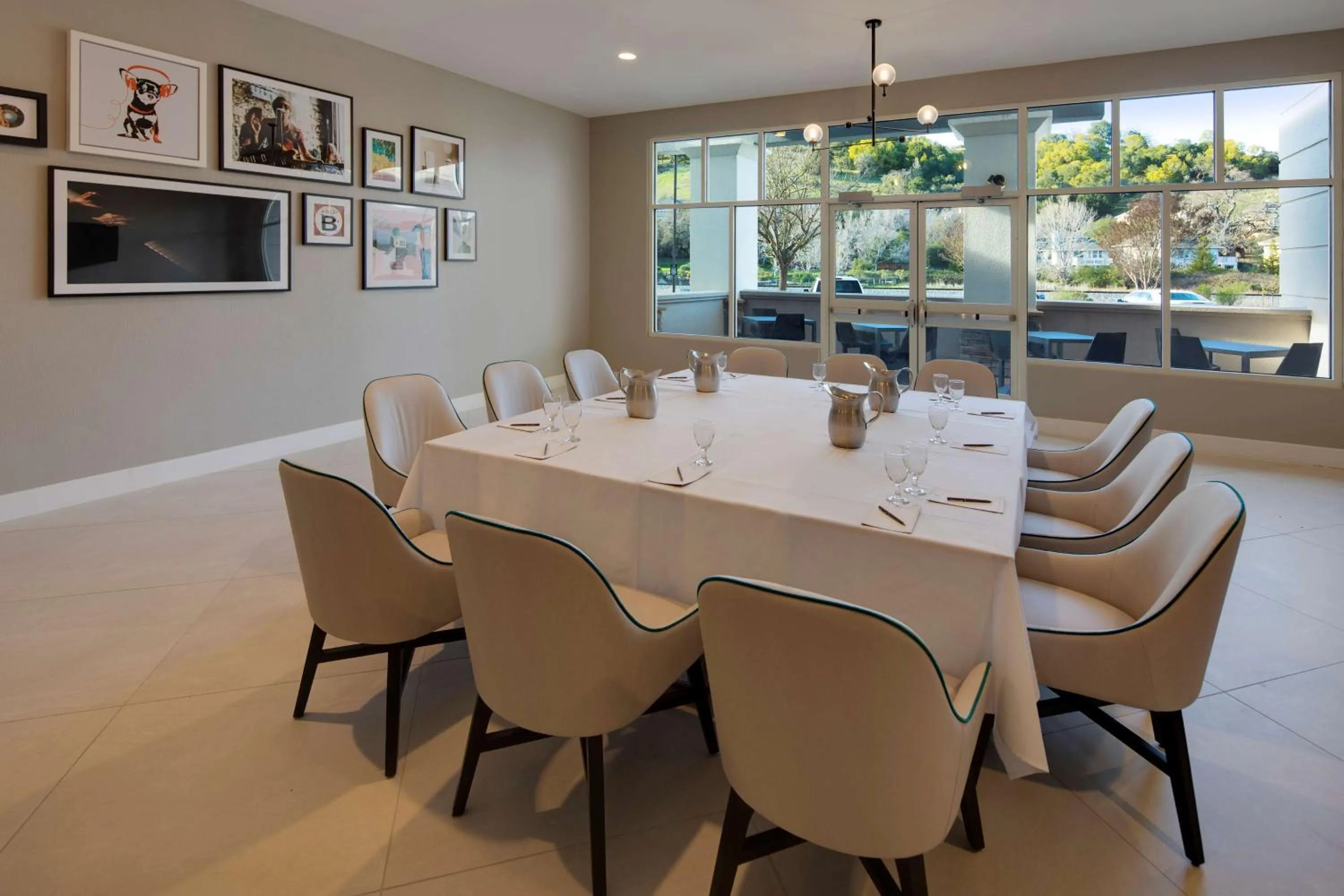 Restaurant/places to eat in Embassy Suites by Hilton San Rafael Marin County