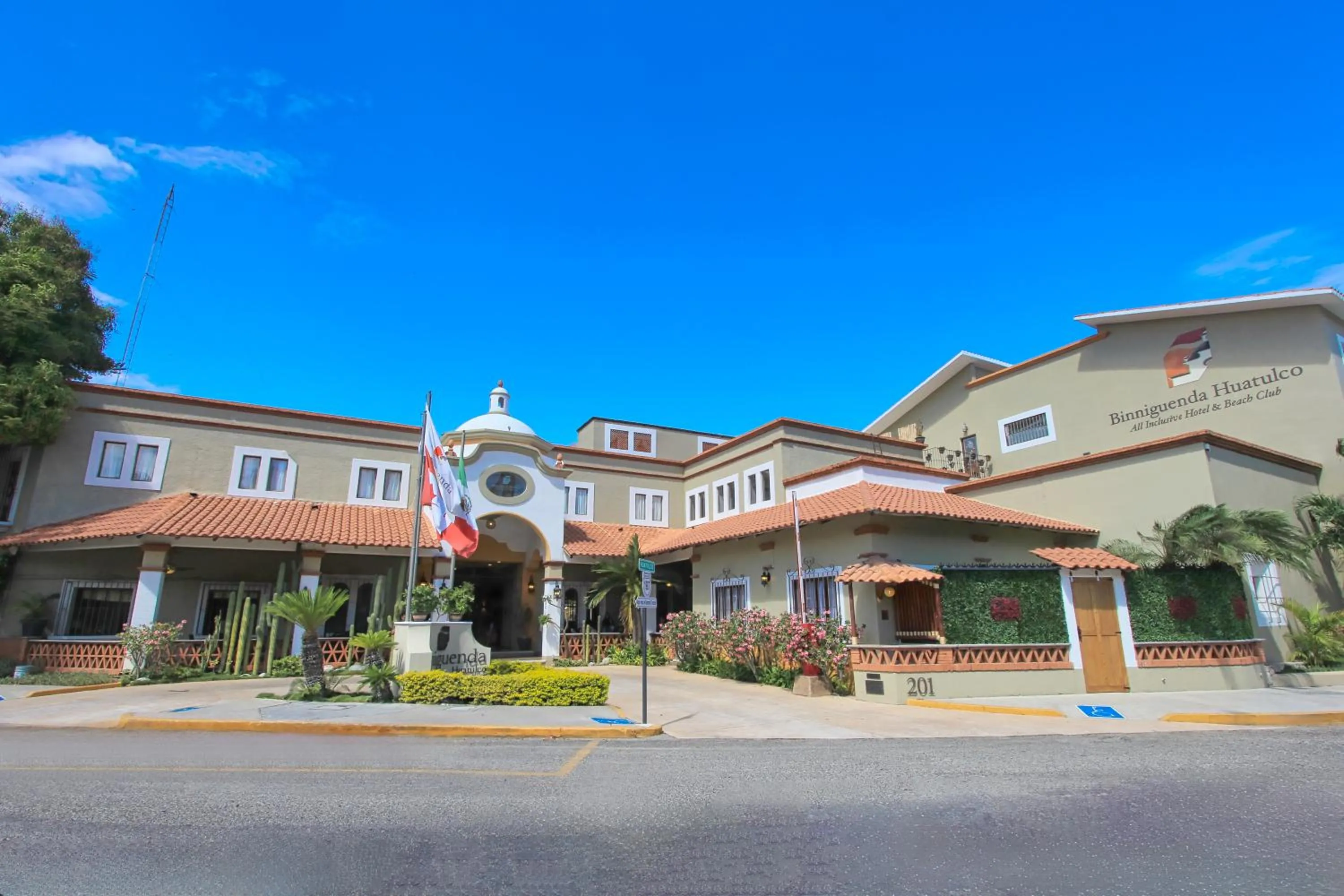 Facade/entrance in Binniguenda Huatulco & Beach Club
