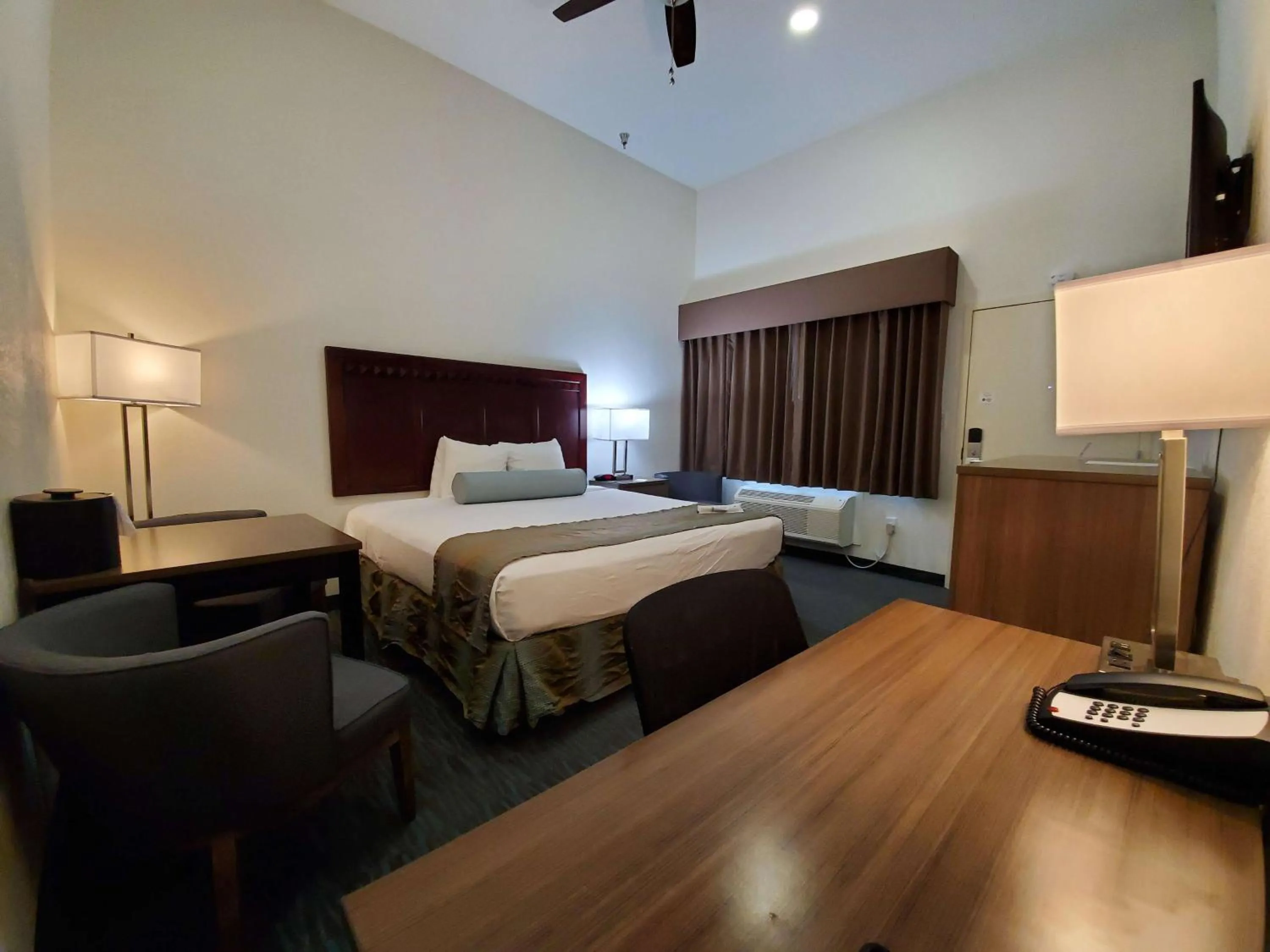 Bedroom, Bed in Best Western Plus Main Street Inn