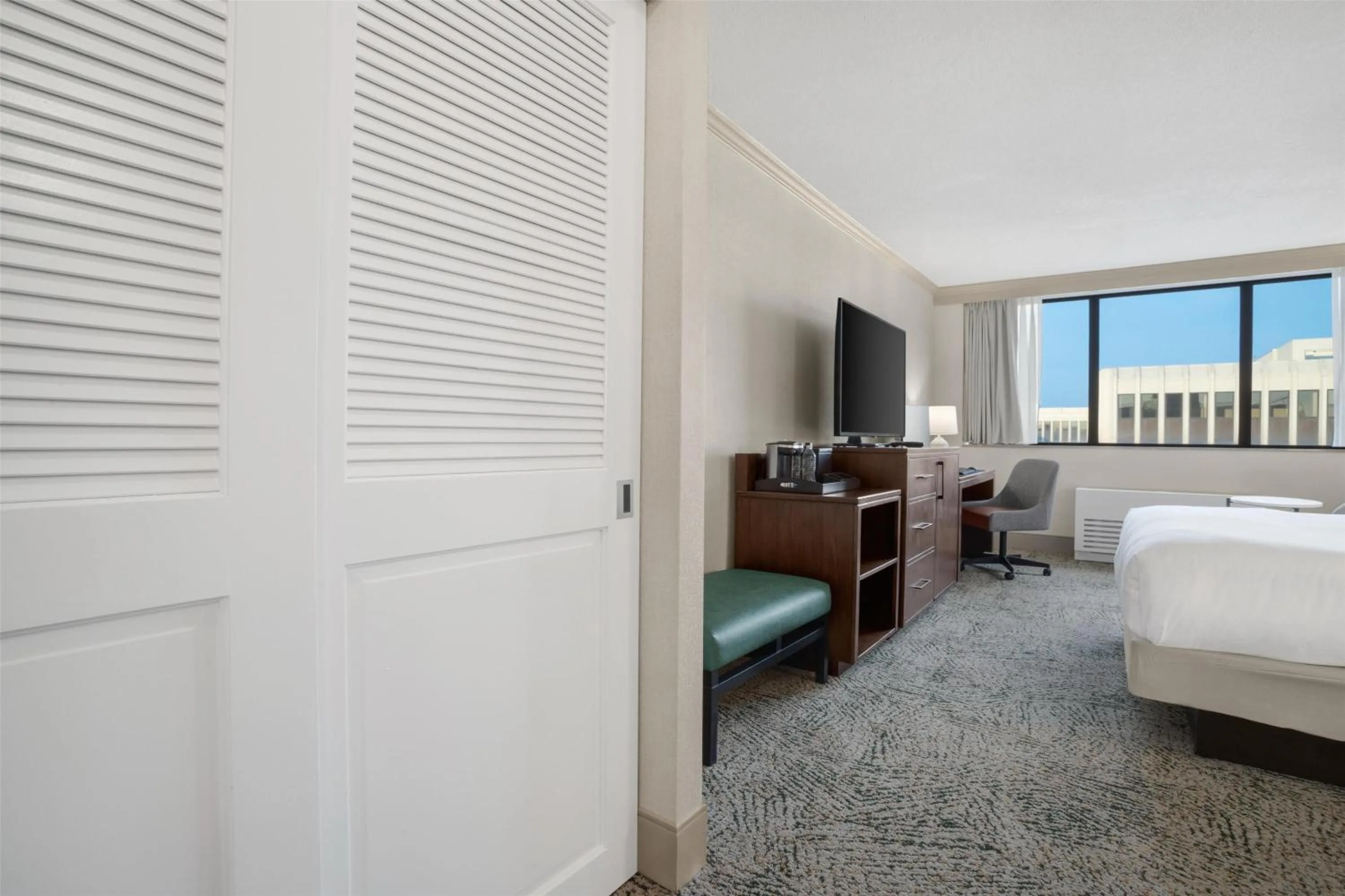 Photo of the whole room, Bed in Hilton Arlington National Landing