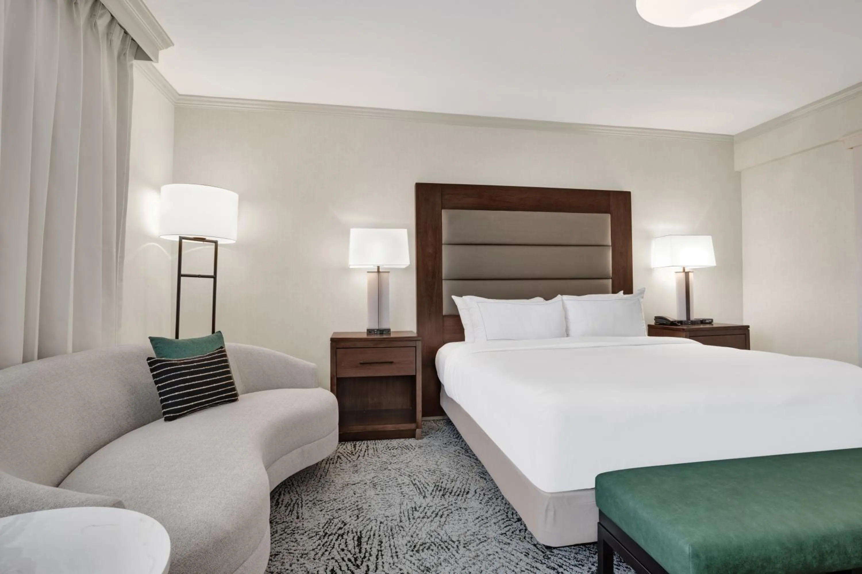 Seating area, Bed in Hilton Arlington National Landing