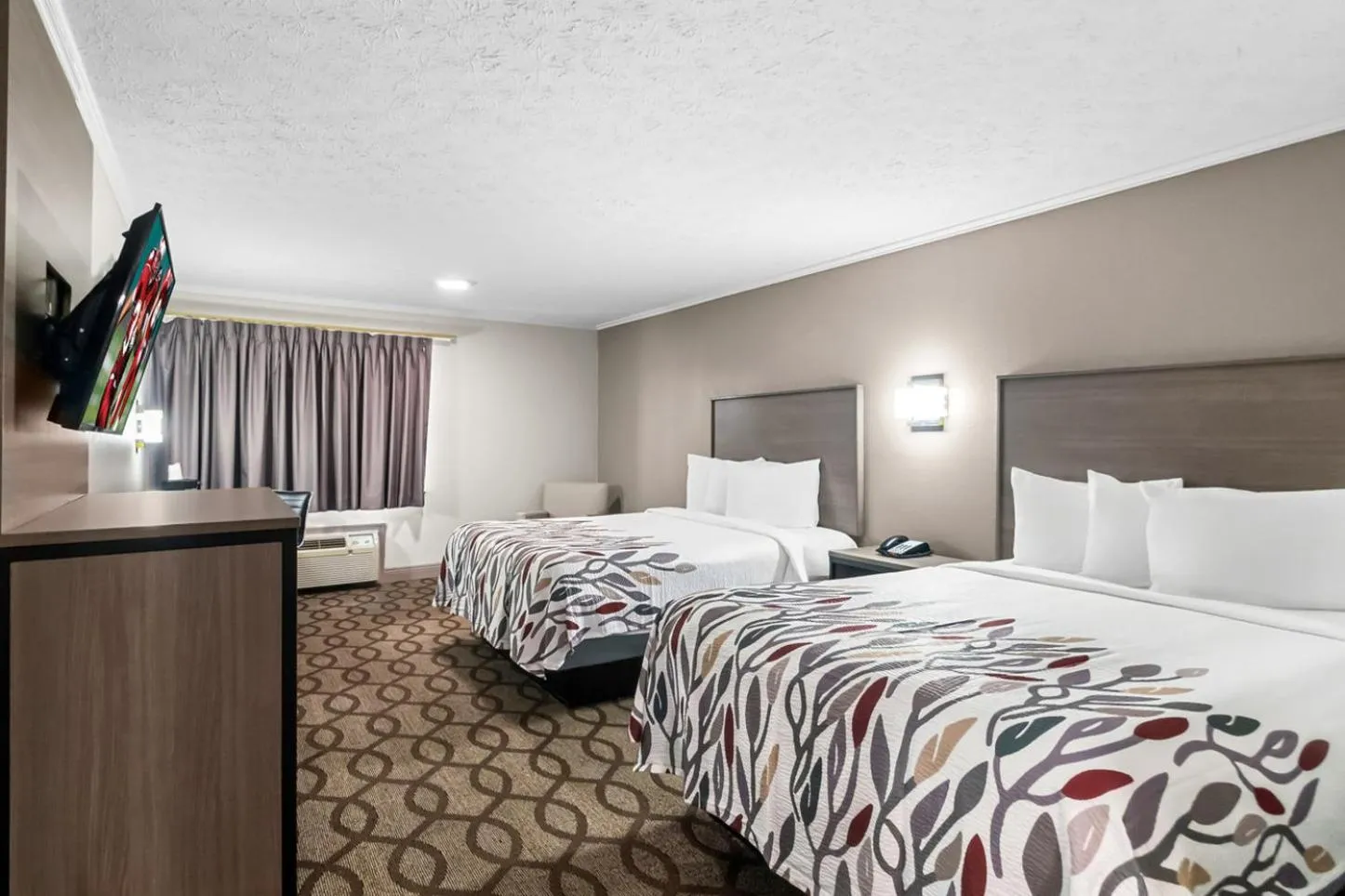 Photo of the whole room, Bed in Red Roof Inn & Suites Lexington - Hamburg