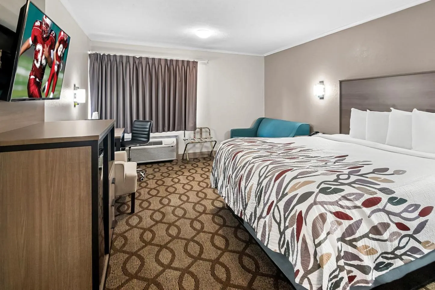 Photo of the whole room, Bed in Red Roof Inn & Suites Lexington - Hamburg