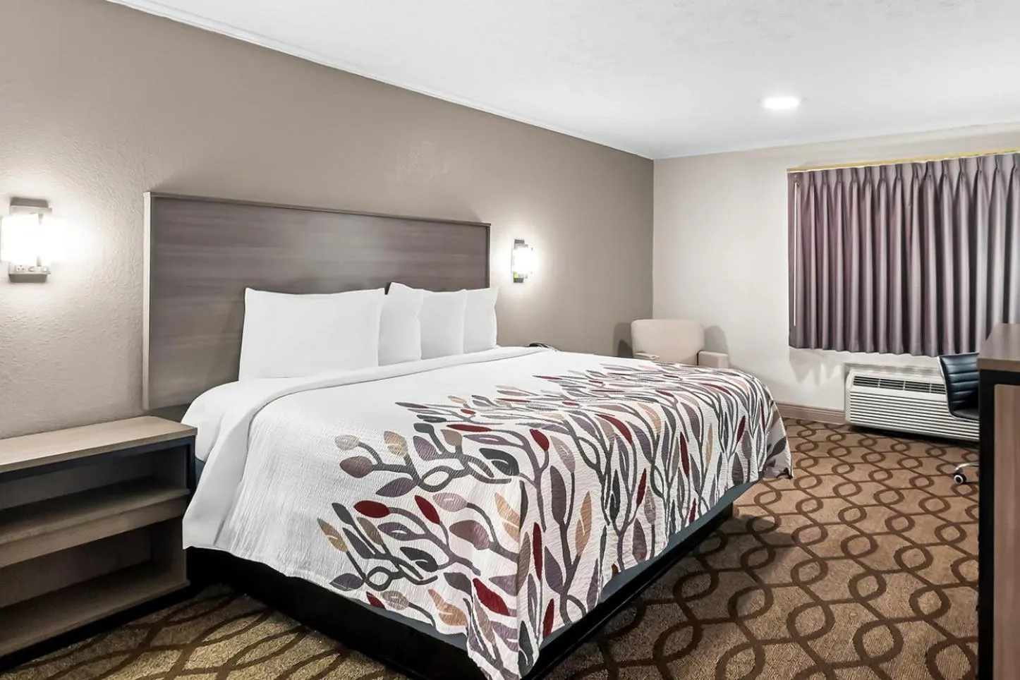 Property building, Bed in Red Roof Inn & Suites Lexington - Hamburg